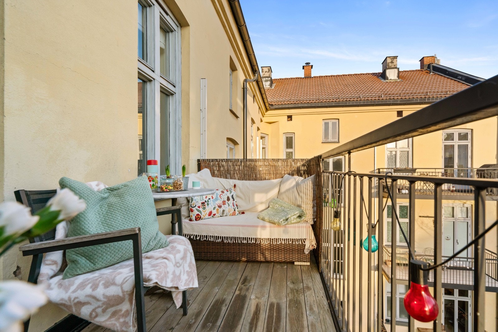 Fra kjøkkenet har man direkte adkomst til hyggelig balkong mot flott bakgård. Galleribilde