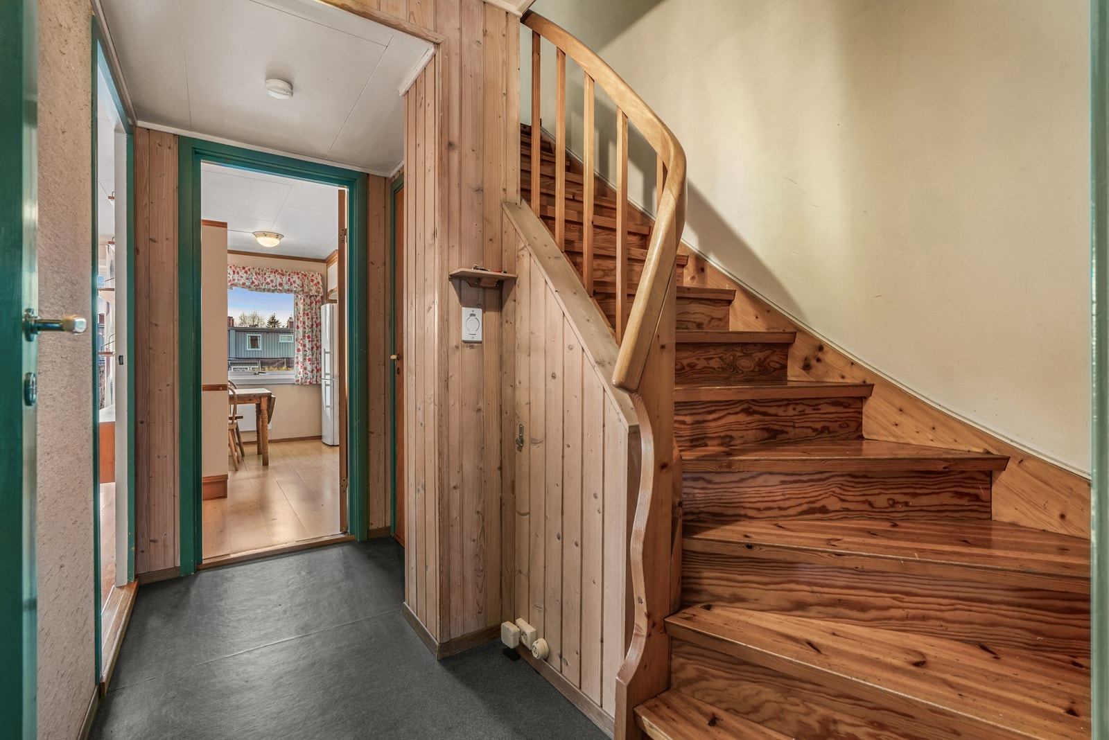 Det er åpent trappeløp opp til 2. etasje, mens det er lukket ned til kjelleretasjen. Galleribilde