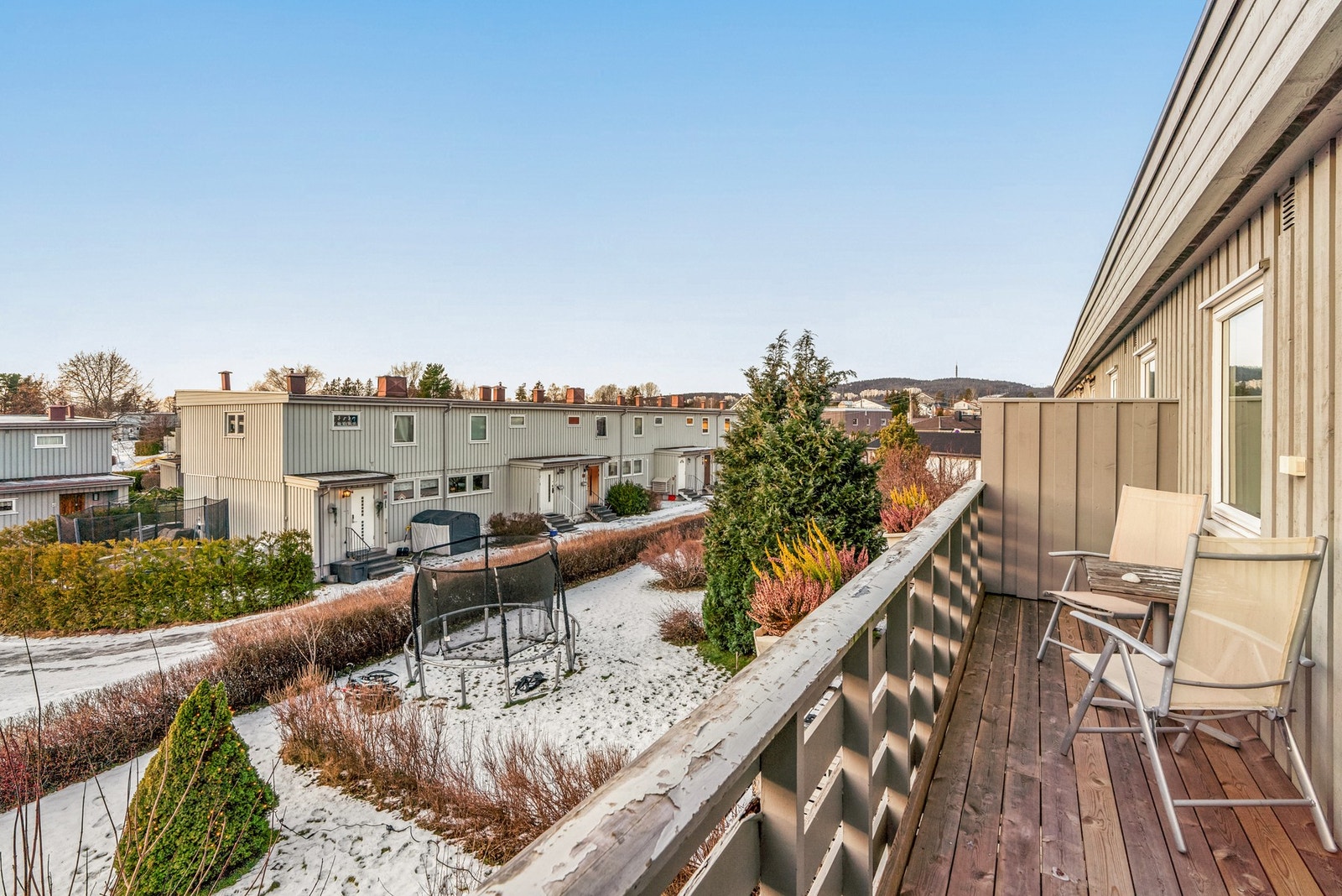 Balkongen er oppmålt til ca. 8 kvm og ligger vendt mot sydvest som gir meget gode solforhold. Galleribilde