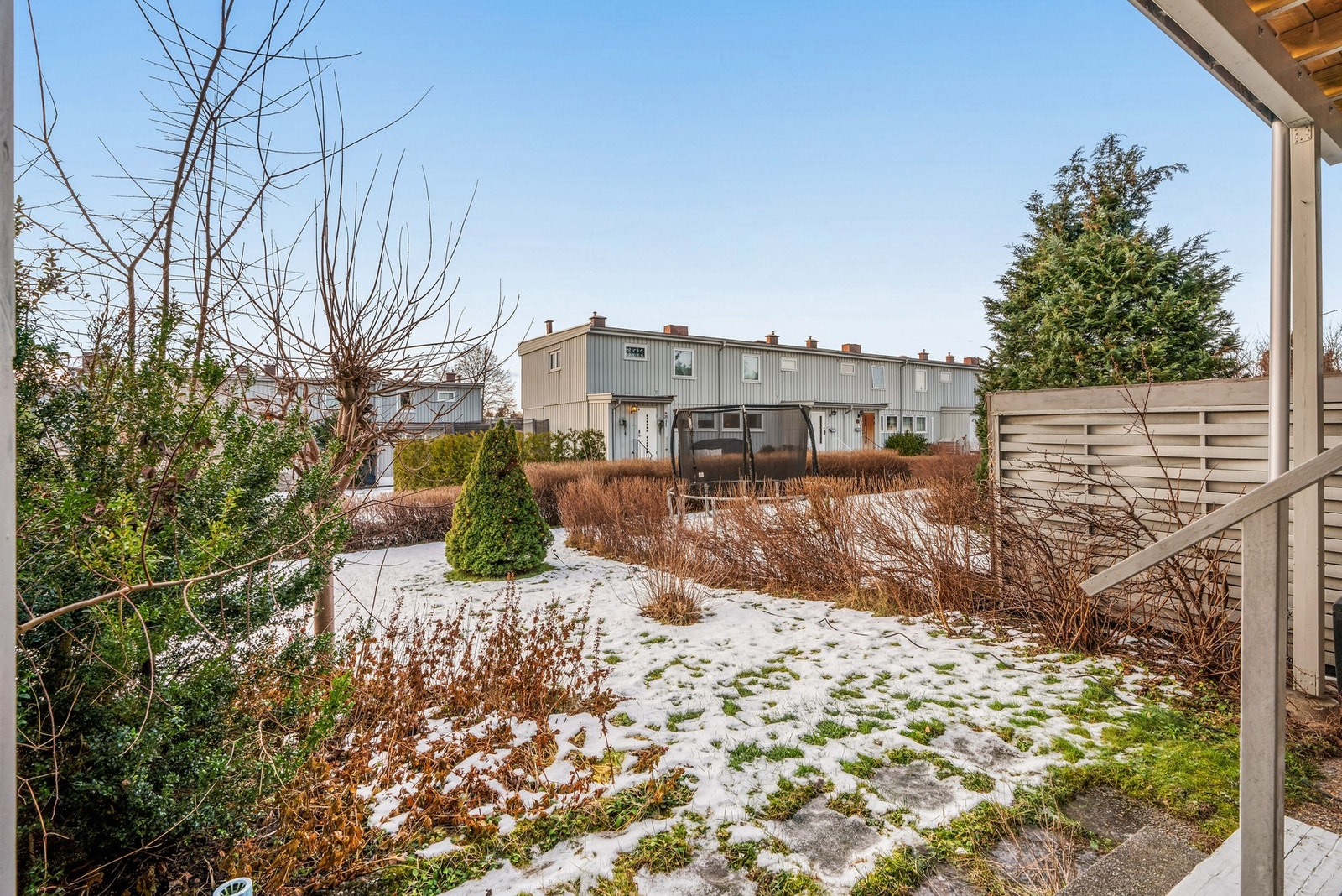Det er skillevegger mellom boligene i rekken og det er mulig å oppføre terrasseplatting dersom man ønsker dette. Galleribilde