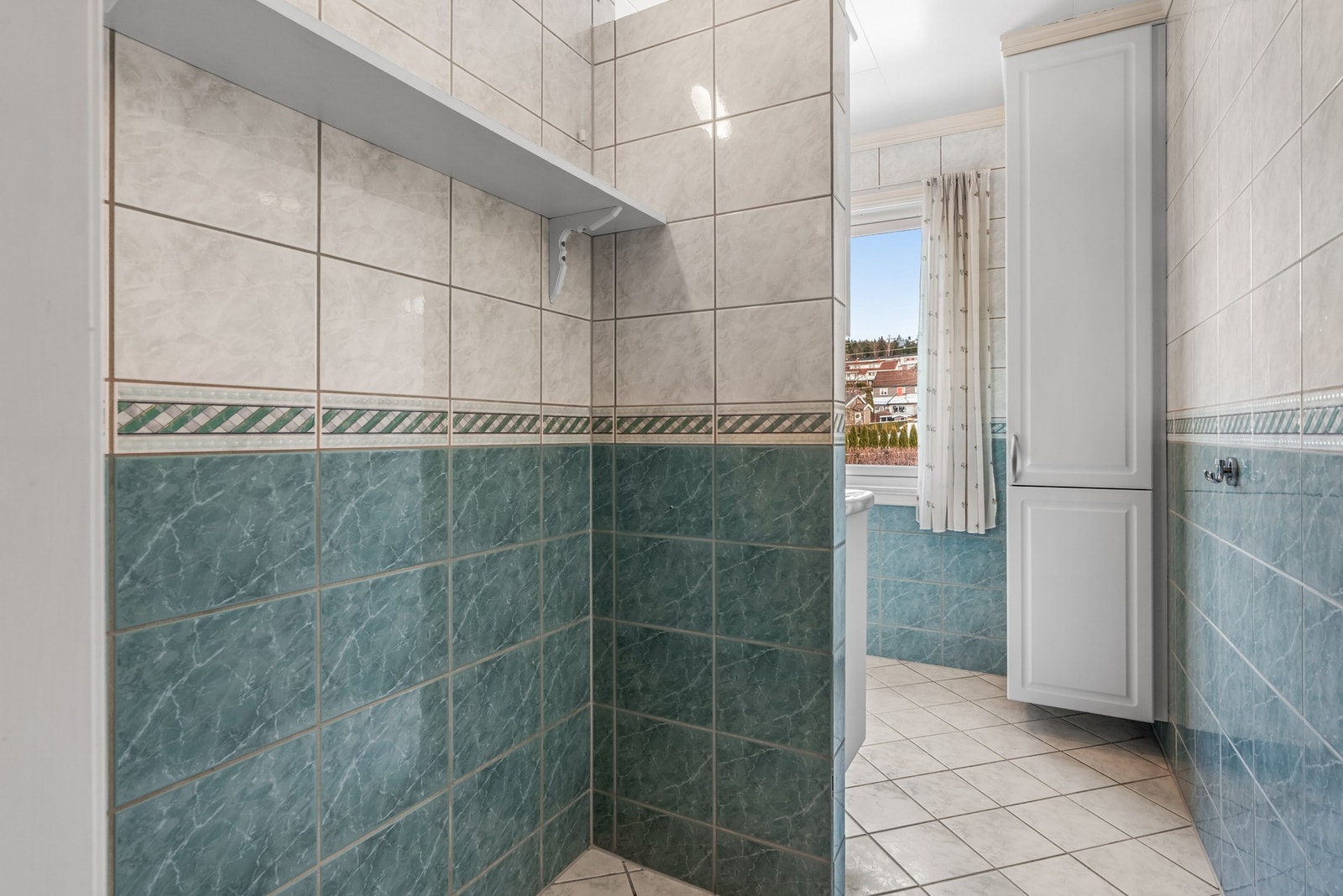 Baderommet skal ha blitt oppusset i 2004 og har en nisje med opplegg for vaskemaskin. Galleribilde