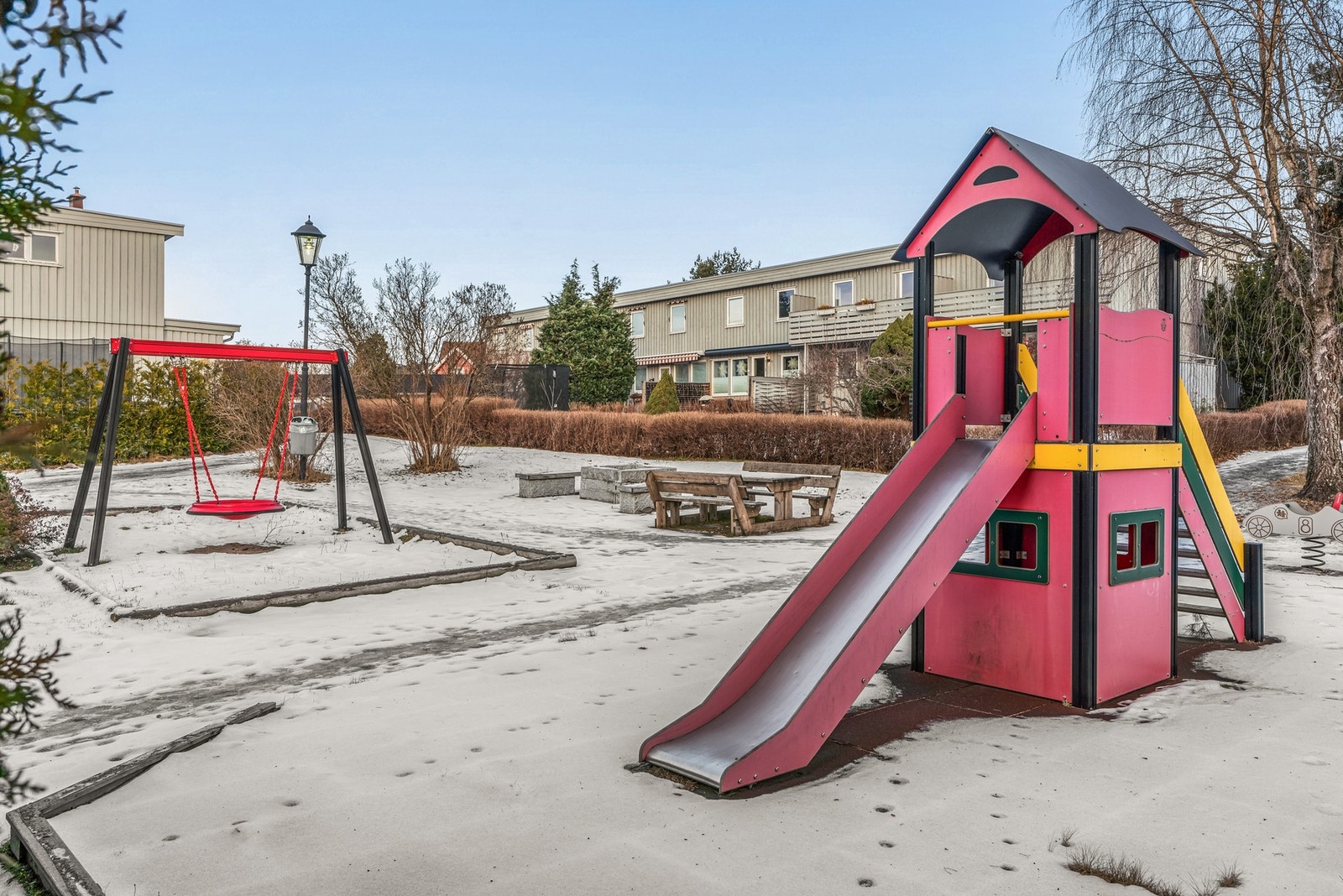 Dette er et meget familievennlig og rolig boligfelt med tilgang på hyggelige fellesområder med sittegrupper, utegrill og lekeplasser. Galleribilde