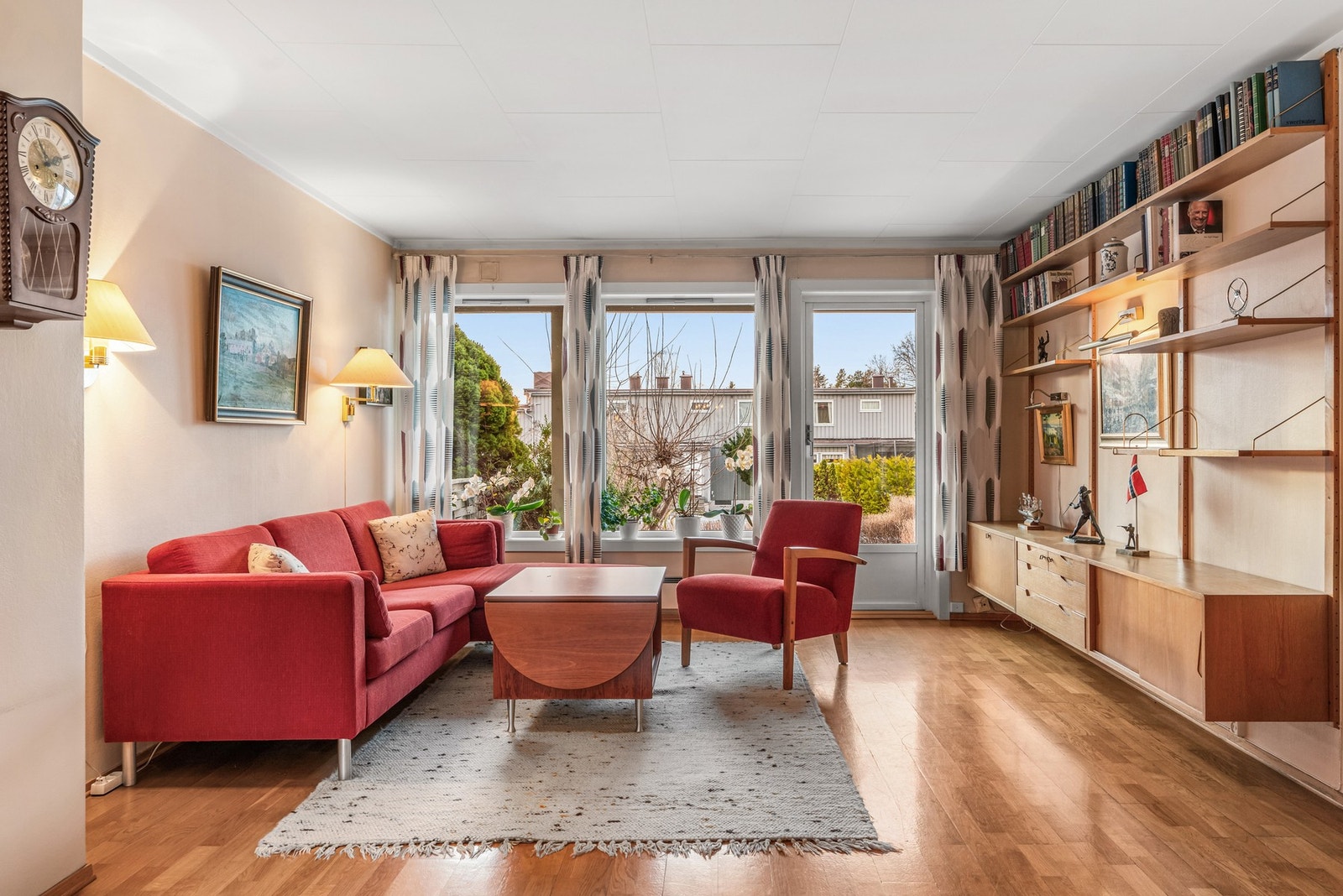 Fra stuen er det utgang til hagen. Galleribilde