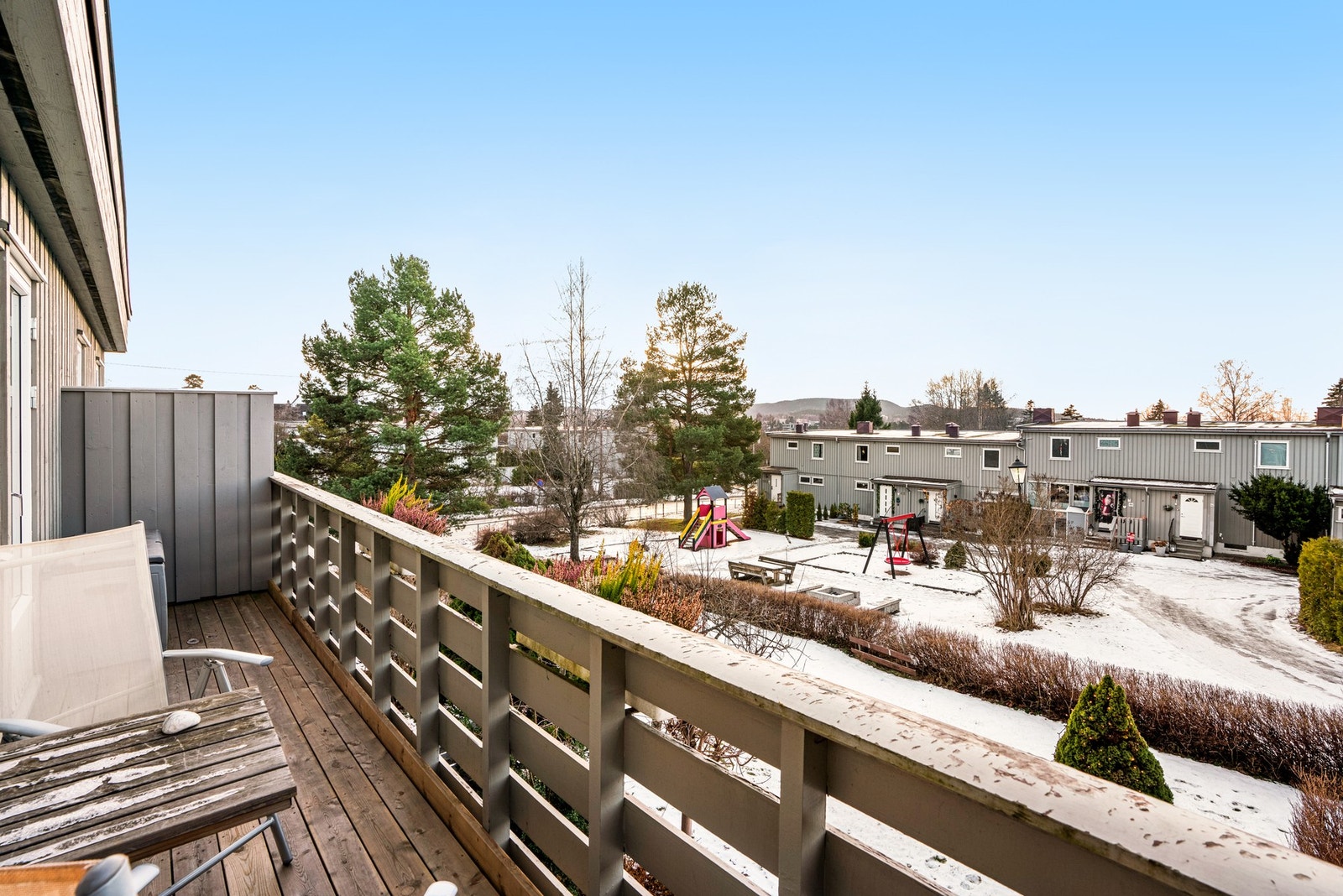 Mellom rekkehusene er det plenareal, sittegrupper og lekeplasser. Galleribilde