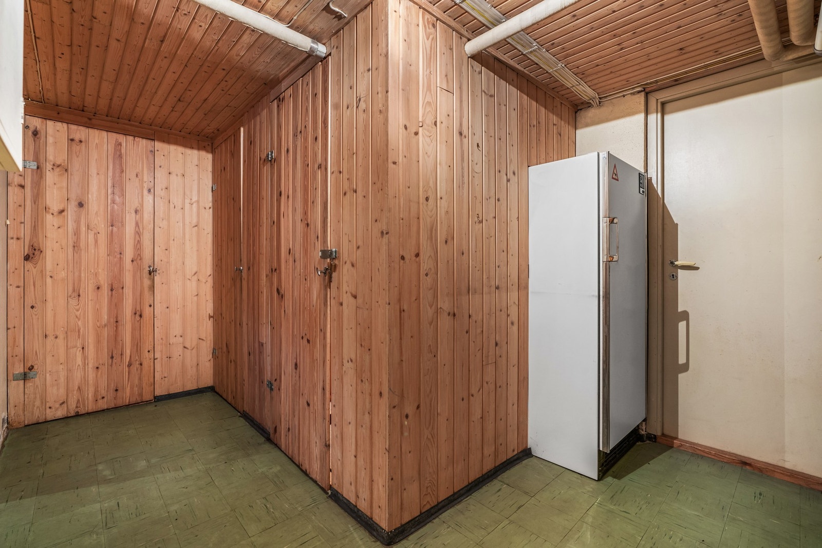 Videre inneholder kjelleretasjen gang og totalt seks boder. Galleribilde