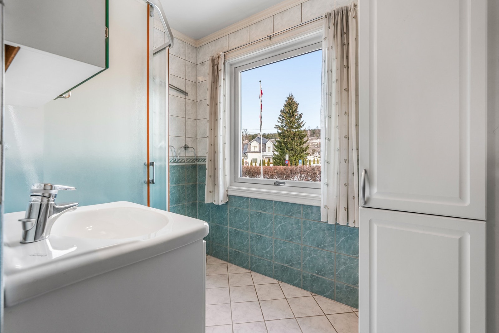 Badet er helfliset og har varmekabler i gulv. Takstmannen har bemerket at det er godt vedlikeholdt sett opp mot alderen. Galleribilde