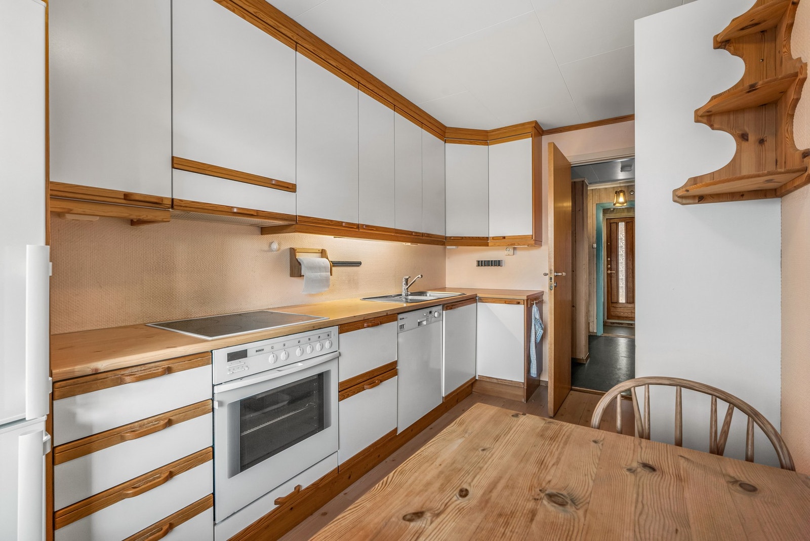 Kjøkkenet er utstyrt med stekeovn, platetopp, oppvaskmaskin samt kjøl- og fryseskap. Alle hvitevarene medfølger. Galleribilde
