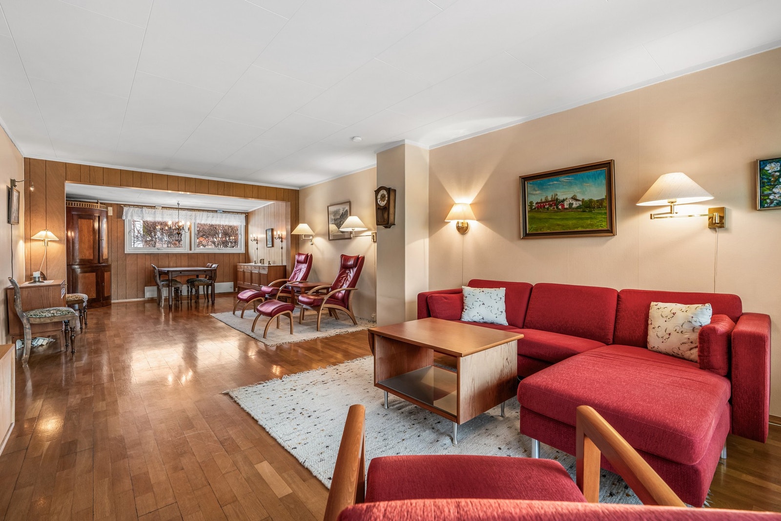 Stuen er stor og gjennomgående med god plass til både sofa- og spisestuemøblement. Galleribilde