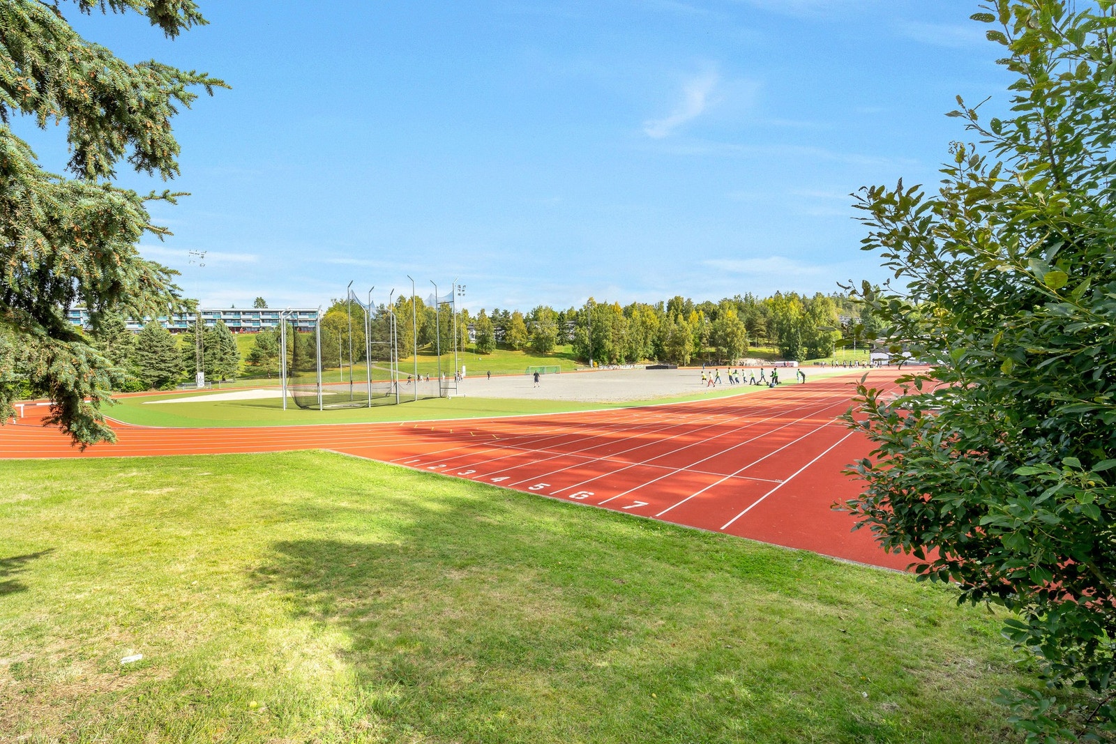 Det er fin gangavstand til Stovnerbanen med friidrettsanlegg og Jesperudjordet med både fotball- og volleyballbaner. Galleribilde