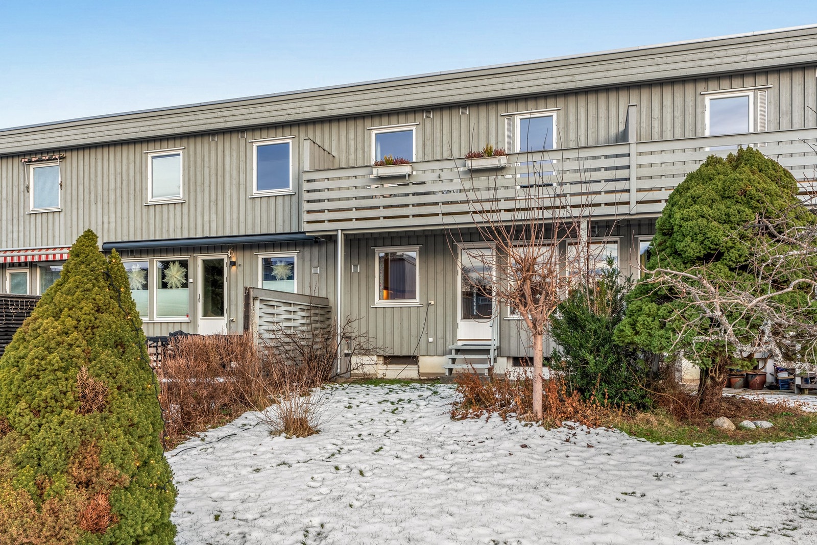 I ca. 1986 ble boligen tilbygget med balkong i 2. etasje. Denne siden av rekkehuset ligger vendt mot sydvest som gir meget gode solforhold. Galleribilde