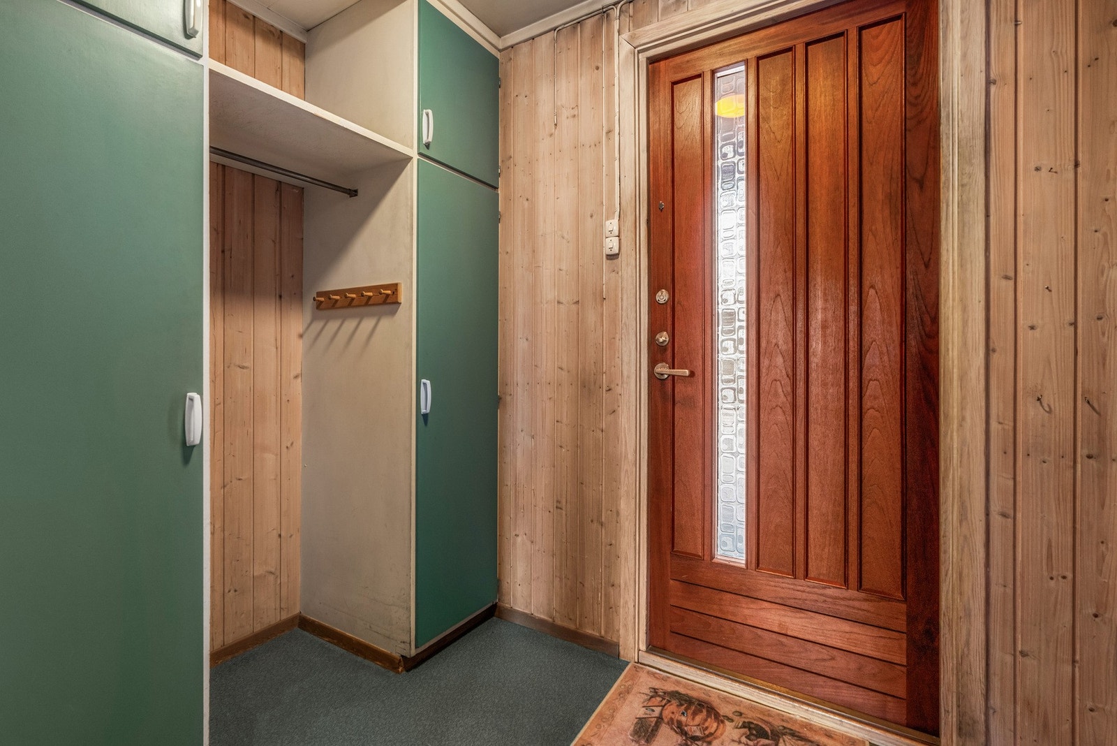 Boligen tar deg imot først i et praktisk vindfang. Eldre, plassbygd garderobe. Galleribilde