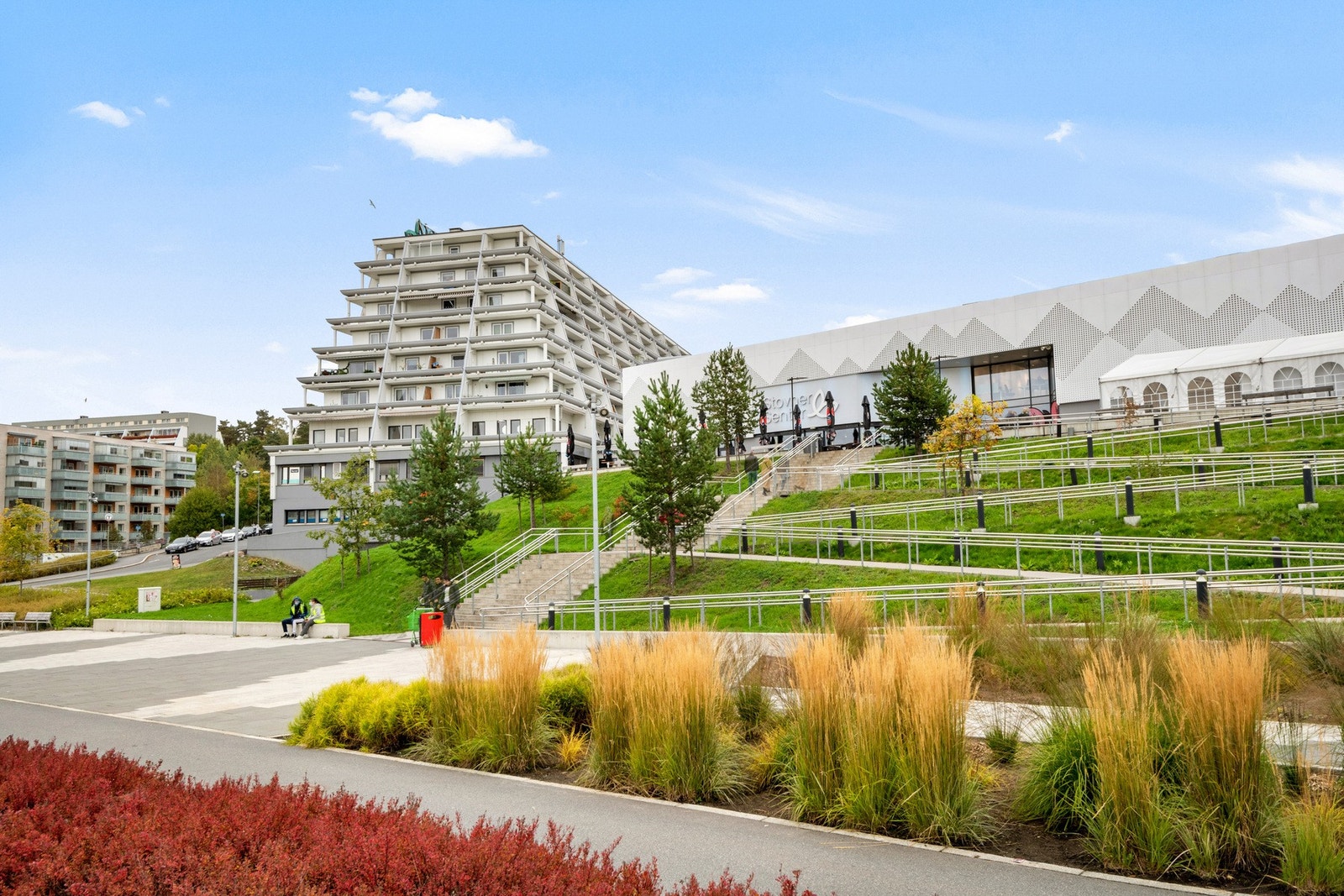 Stovner Senter inneholder over 90 butikker, spisesteder og virksomheter. Dette er også et kollektivknutepunkt med både buss- og t-baneforbindelser. Her bygges også Stovner bad som skal stå ferdig sommeren 2026. Galleribilde