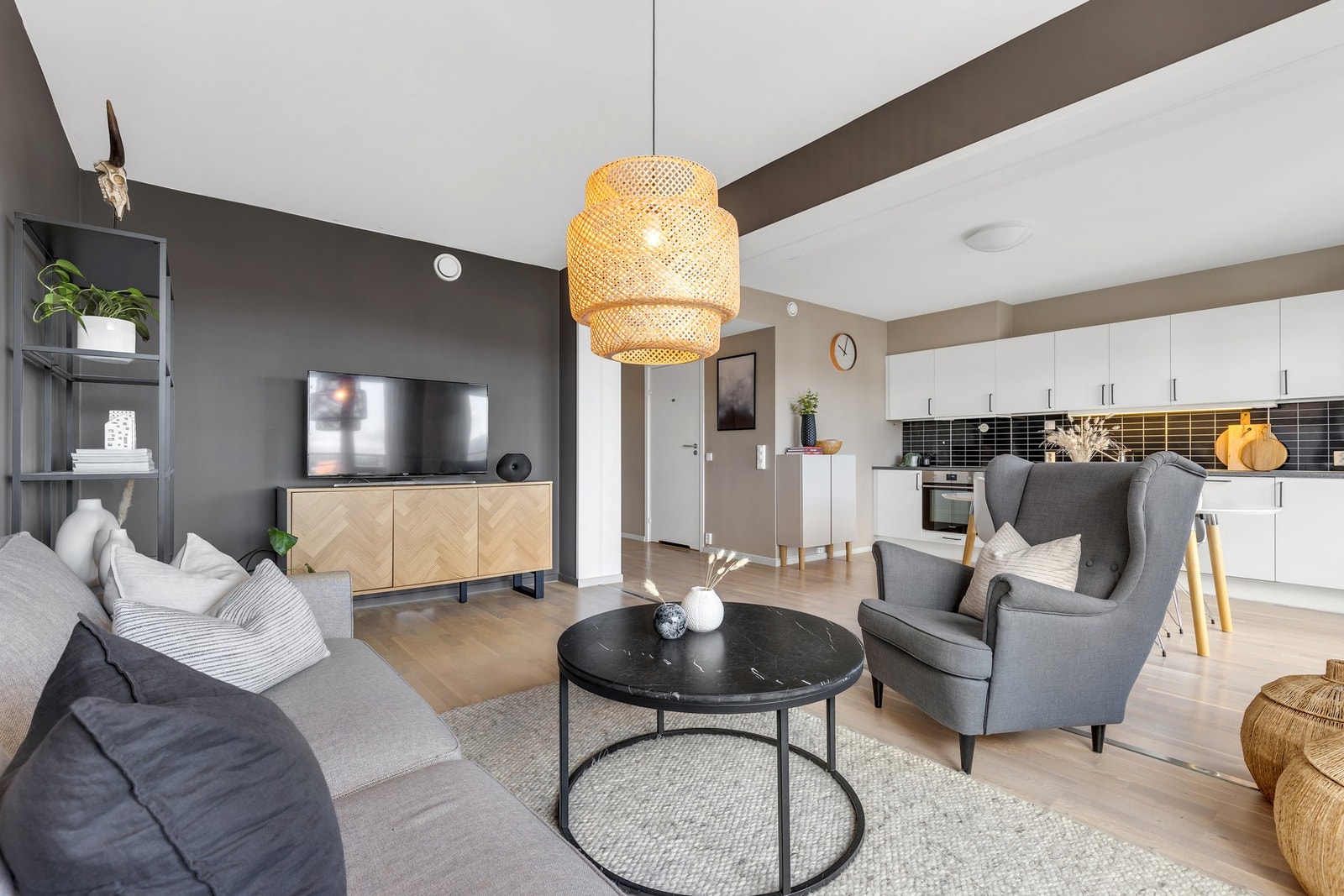 Leiligheten er malt i tidsriktige fargetoner. Galleribilde