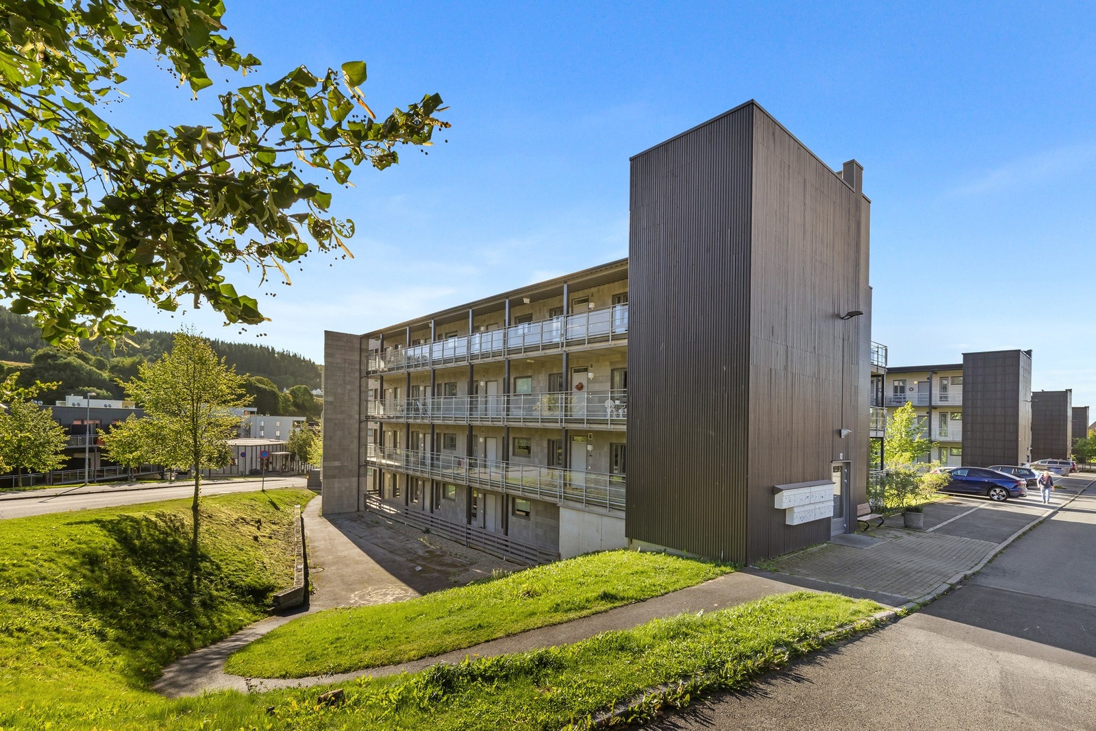 Fasadebilde. Leiligheten har bruksrett på utvendig fast parkeringsplass. Galleribilde