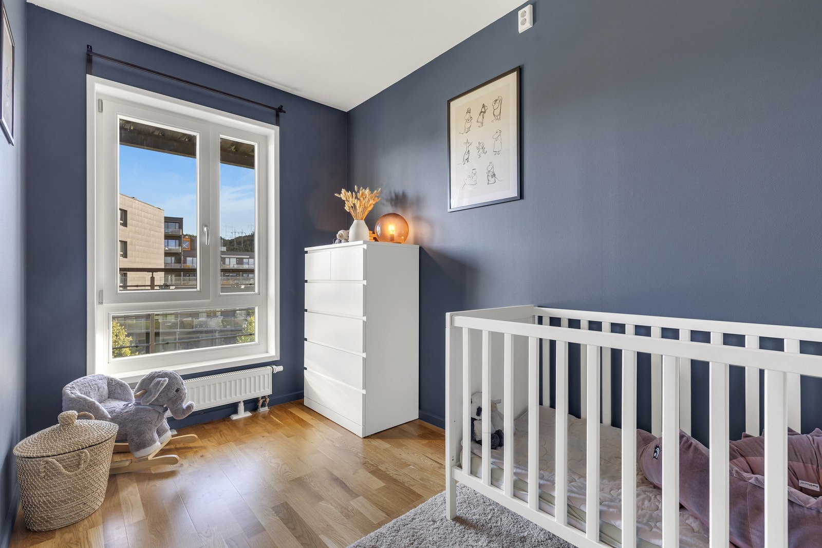 Barnerommet i boligen er på 6.5 kvm. Også her får man plass til både seng og garderobeløsning. Galleribilde