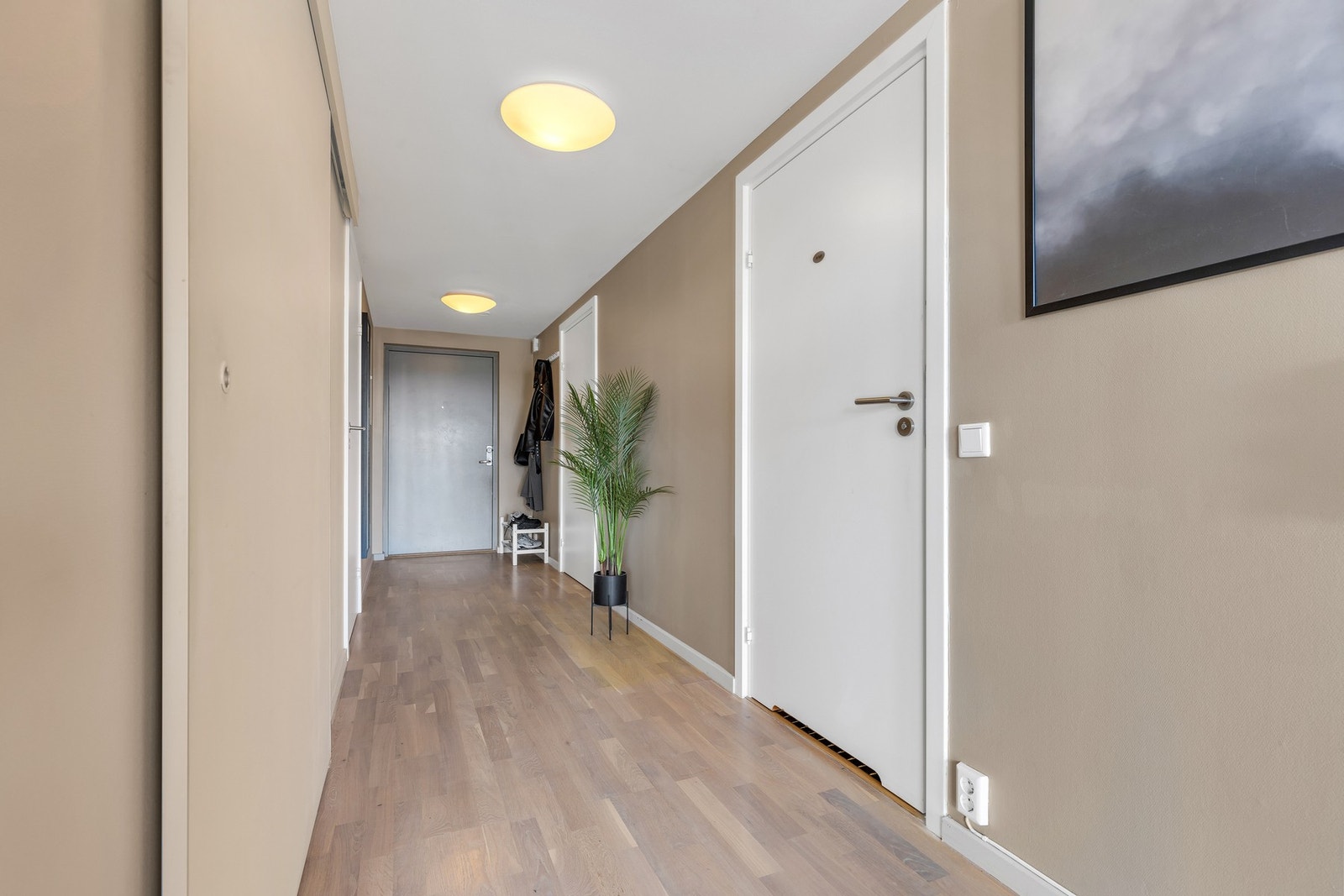 Gang. Praktisk skyvedørsgarderobe til venstre i bildet for ekstra oppbevaringsplass. Galleribilde