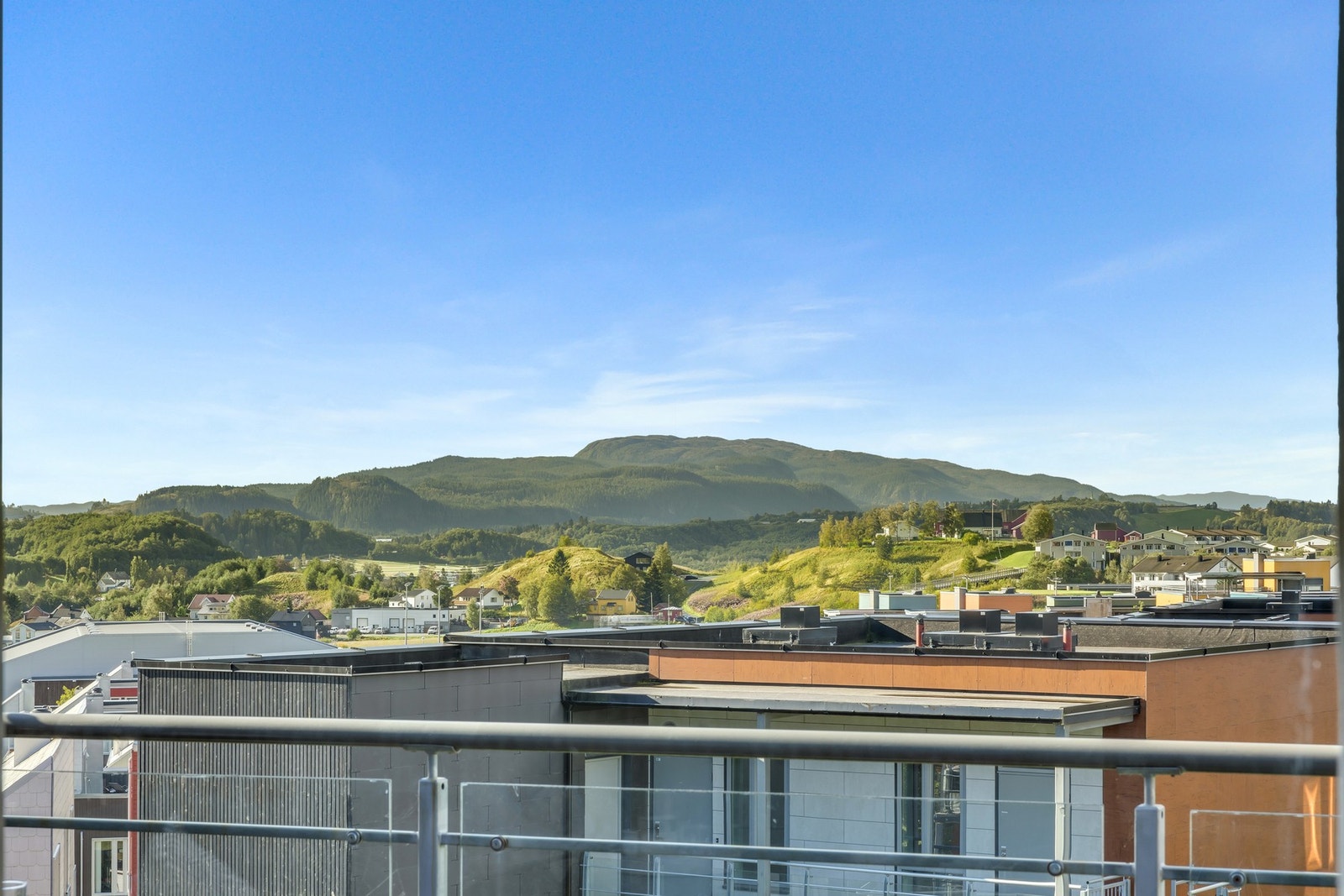 Utsikt. Det er også verdt å nevne at du kan sette opp bord og stoler ved ytterdøren til leiligheten. Her kan du nyte morgensolen. Galleribilde