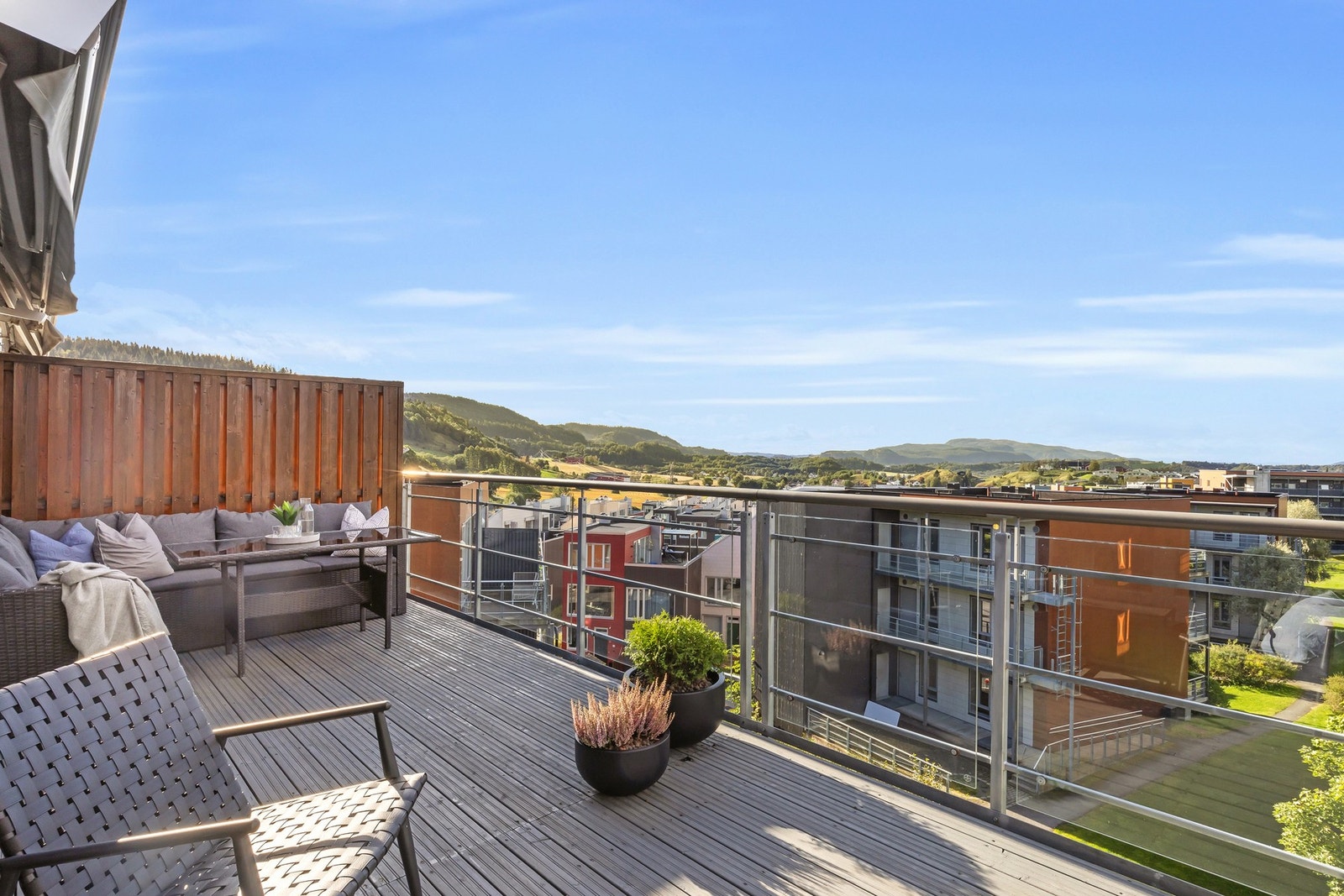 Eiendomsmegler1 v/Frank Robert Bae har gleden av å presentere en moderne 3-roms toppleilighet beliggende på populære Utleira. Galleribilde