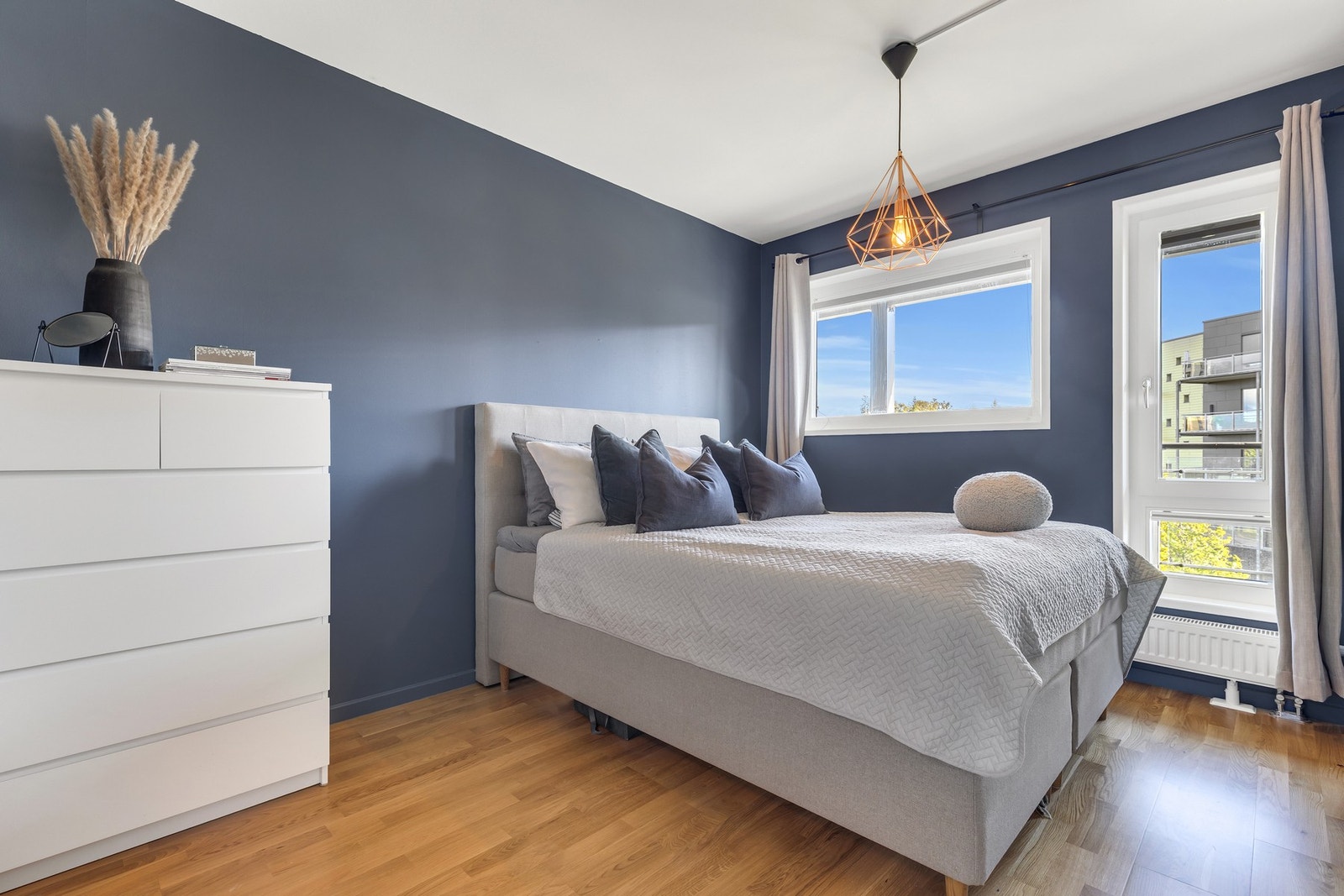 Hovedsoverommet er på nærmere 11 kvm med god plass til både dobbeltseng og garderobeskap. Galleribilde