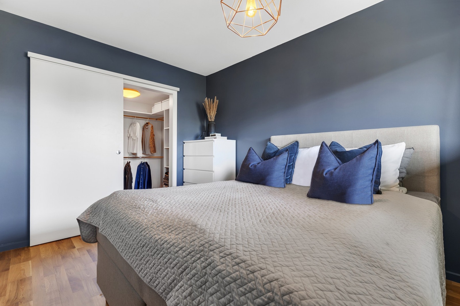 Praktisk med eget walk-in closet i tilknytning til soverommet. Galleribilde