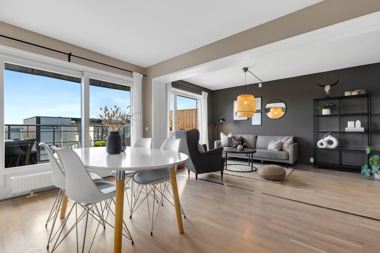 God plass til spisebord i overgangen til kjøkkenet. Galleribilde