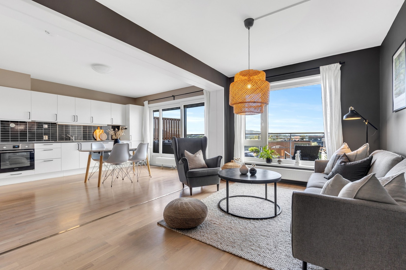 Store vindusflater gir et godt lysinnslipp, og sammen med beliggenhet i byggets øverste etasje bidrar dette til en lett og luftig atmosfære. Galleribilde