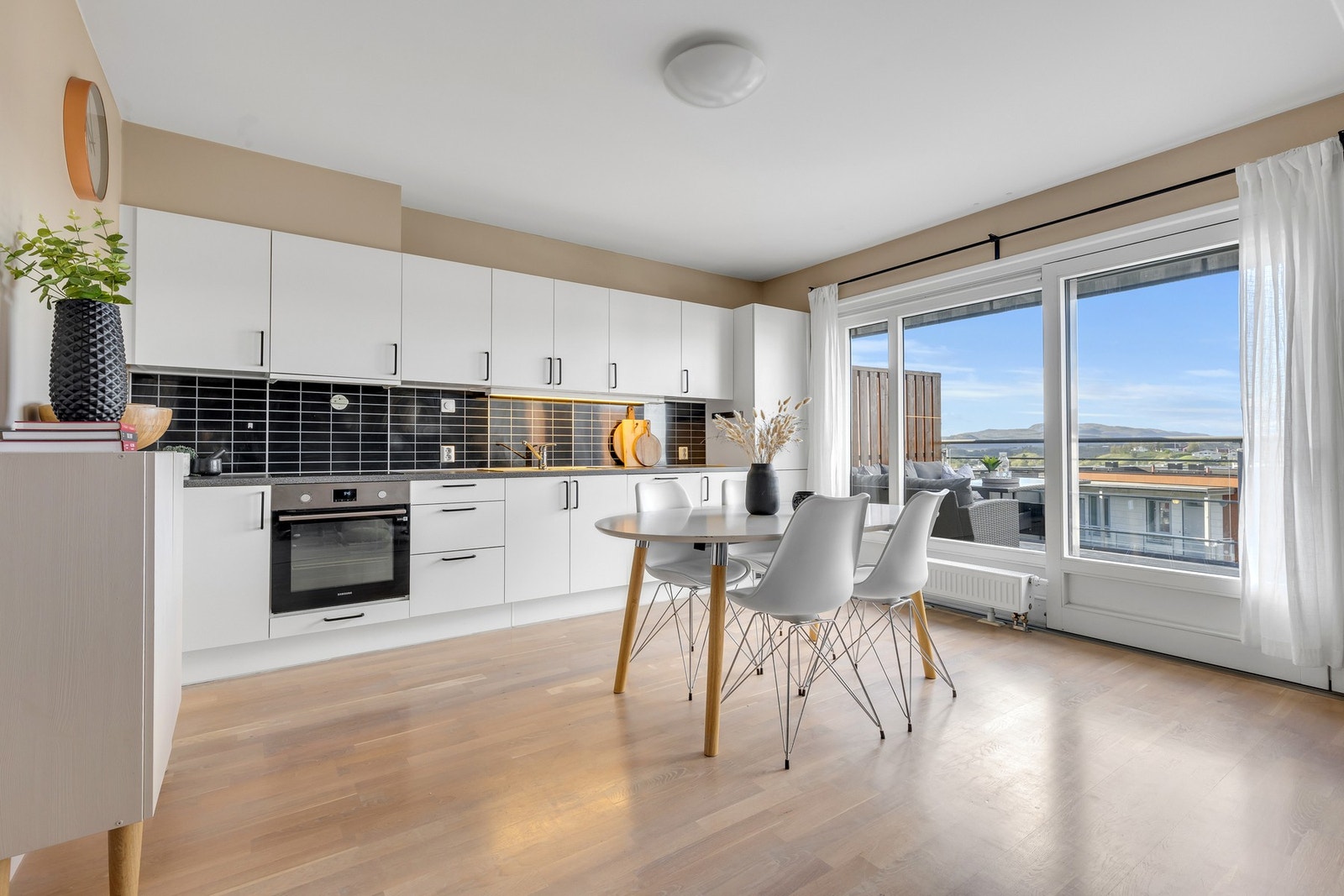 Fjernvarme og balansert ventilasjon bidrar til et sunt inneklima året rundt. Galleribilde