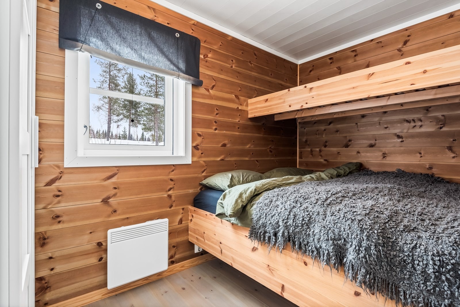 Soverom i 1. etasje med 3 sengeplasser. 160 cm seng nede og 90 cm seng oppe. Galleribilde