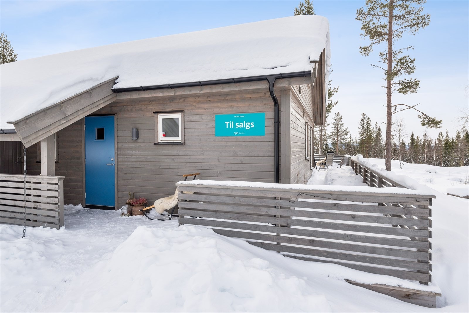 Her kan man kjøre og parkere med kort vei til inngangsdøren. Inngangspartiet er overbygget, noe som er praktisk med tanke på nedbør og snøfokk. Galleribilde