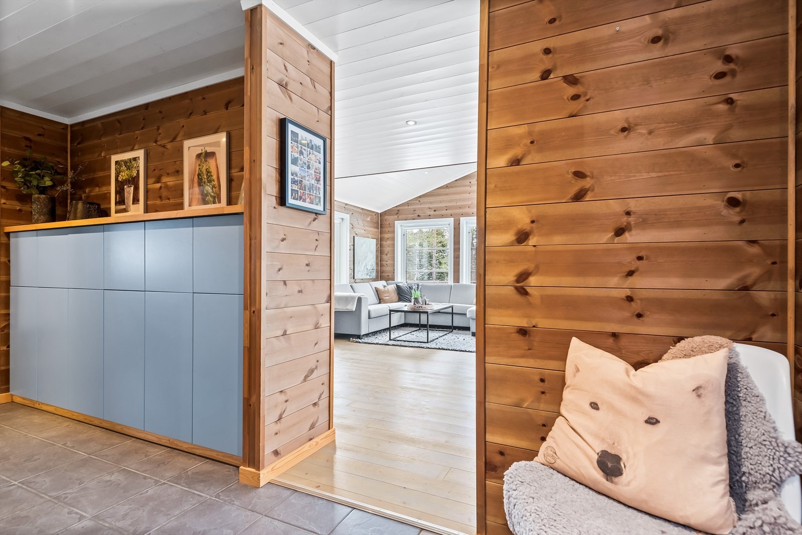 Entréen har en garderobeavdeling med god plass til yttertøy og plassbygget hyller for sko og hjelmer. I tillegg er det laget en garderobeløsning videre inn i gangen ved soverommene Galleribilde