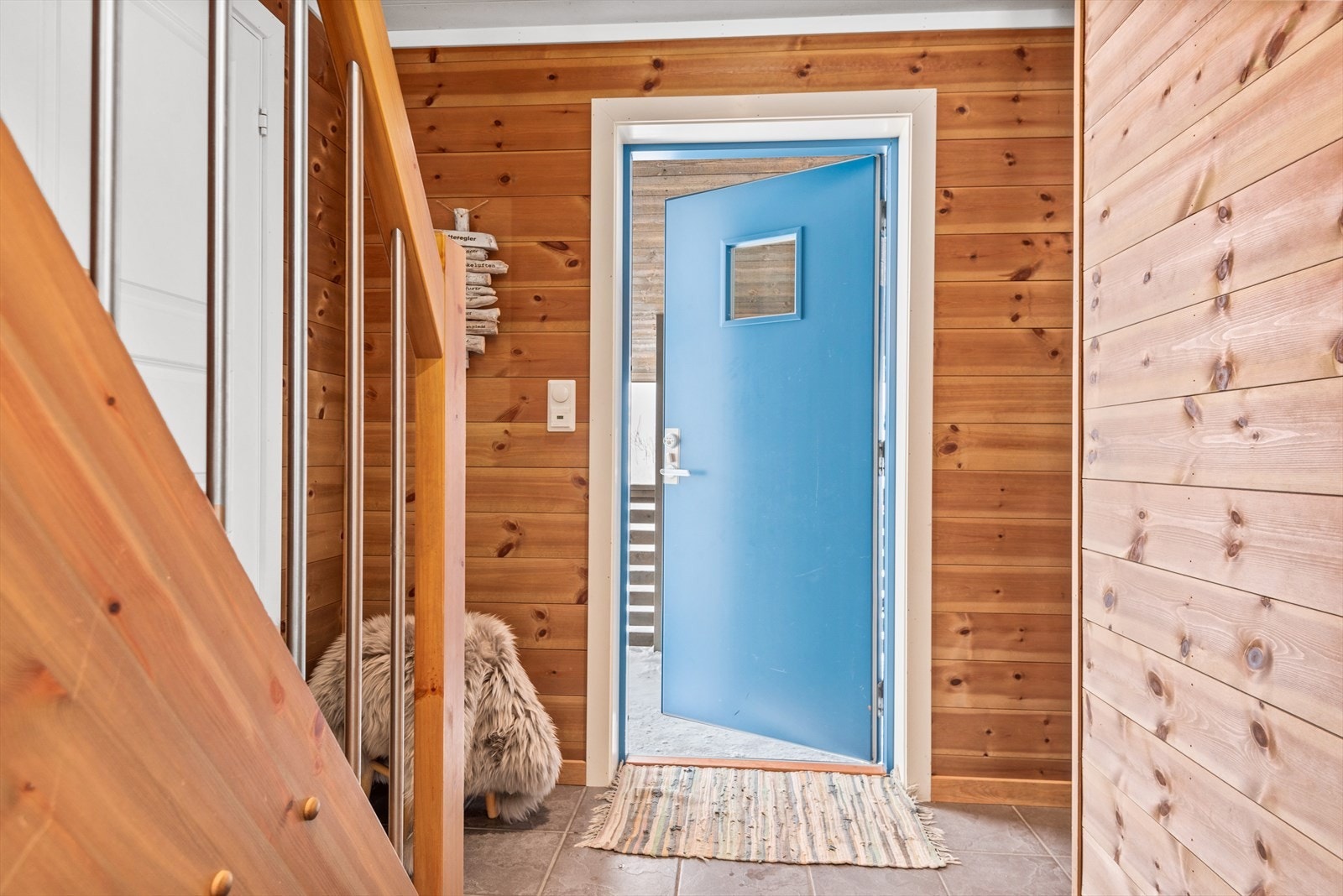 Entréen har flislagt gulv med varmekabler, noe som er praktisk med tanke på bruk av ski sko og snø. Galleribilde