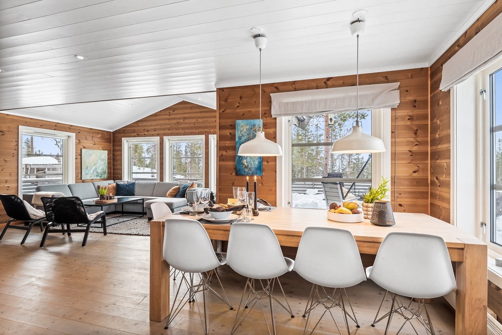 Spisestuen har god plass til familie og venner, og skiller stuen fra kjøkkenet. Galleribilde