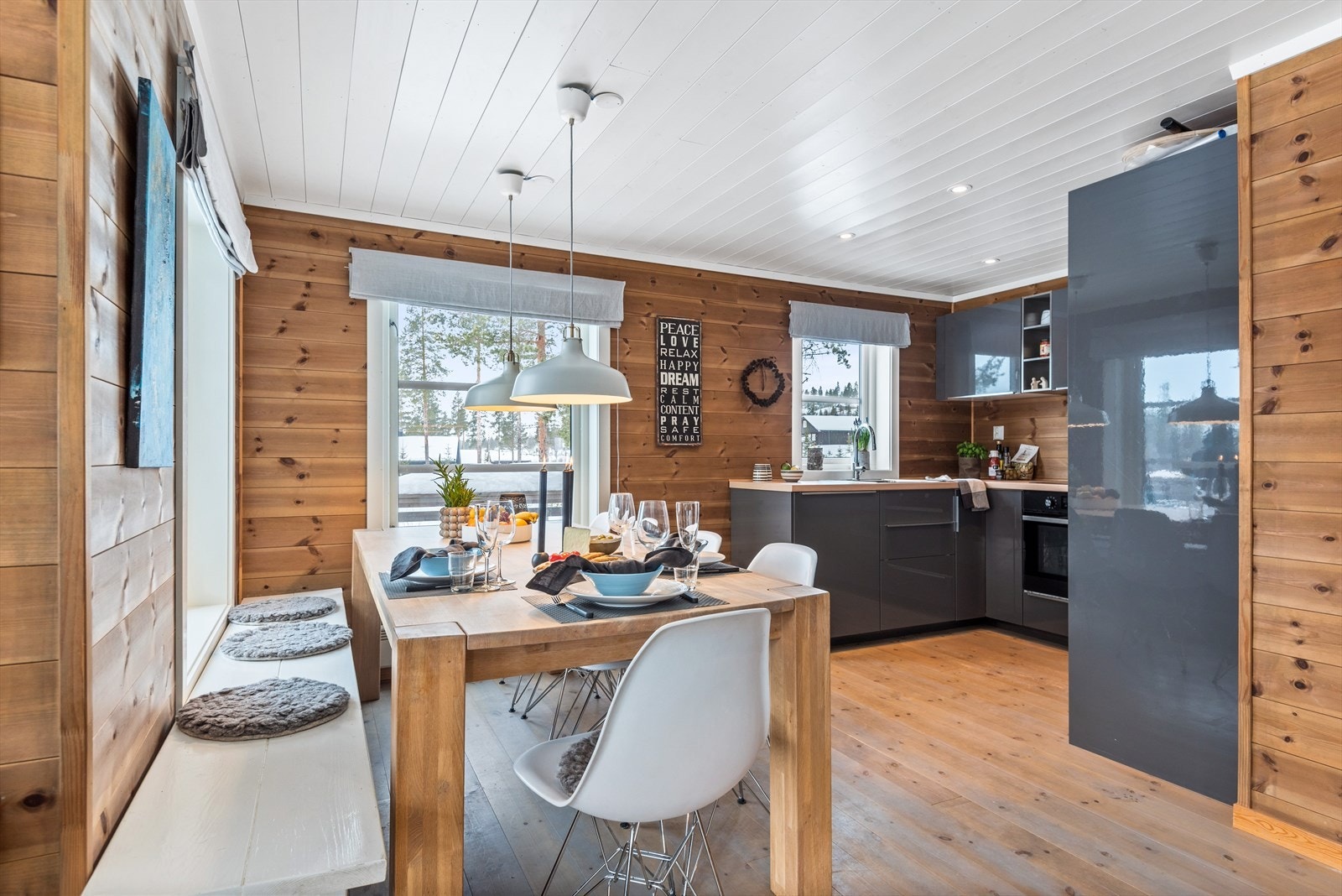 Kjøkkenet er et godt og praktisk arbeidsrom. Galleribilde