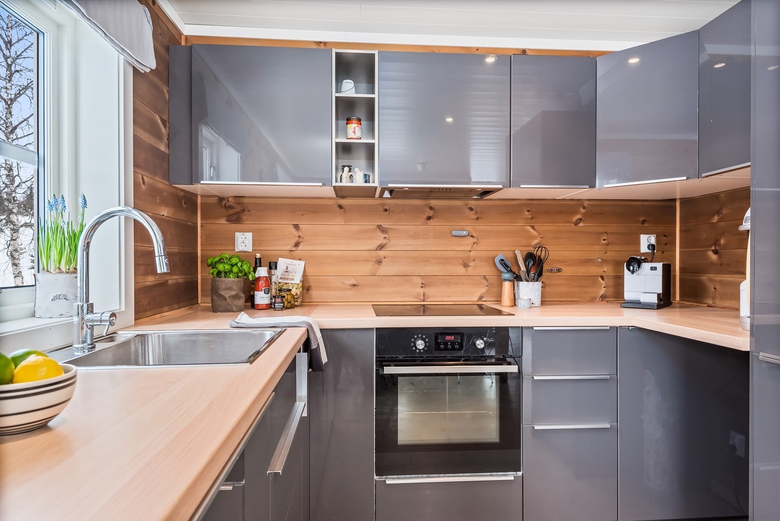 Kjøkkeninnredningen harmonerer godt med øvrig innredning i hytta. Det har godt med skap- og benkeplass. Galleribilde