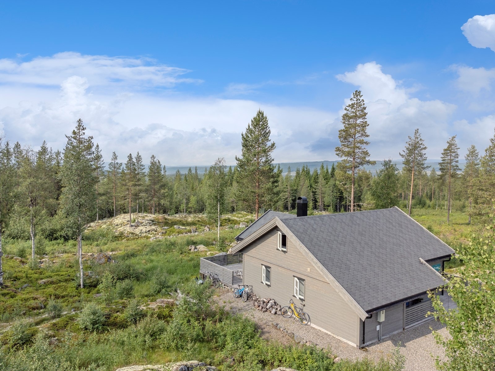 Denne eiendommen har lun beliggenhet på Furutangen Syd. Lite innsyn fra nabohyttene. Galleribilde