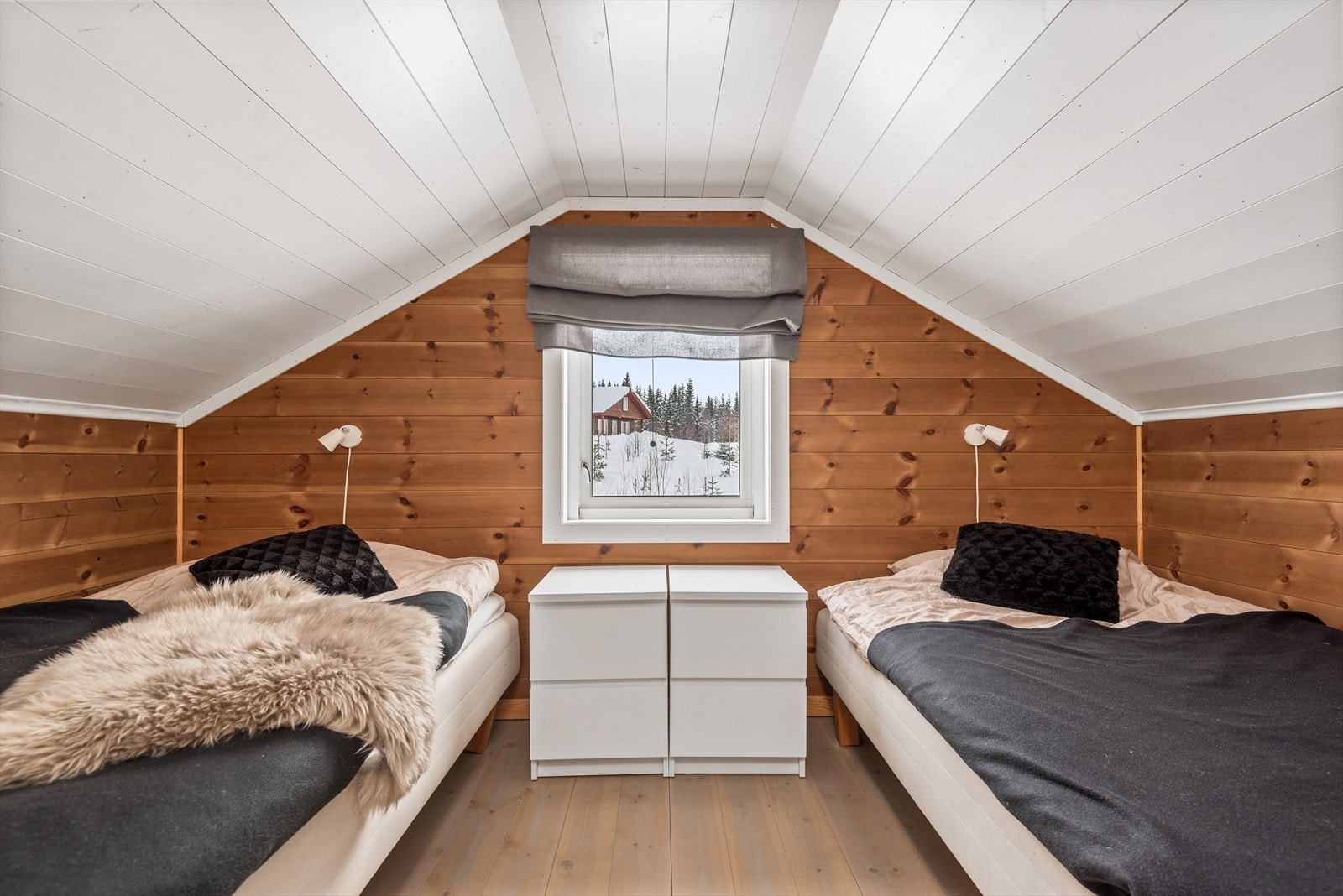 Soverom på hemsen med 2 stk 120 cm senger. Galleribilde