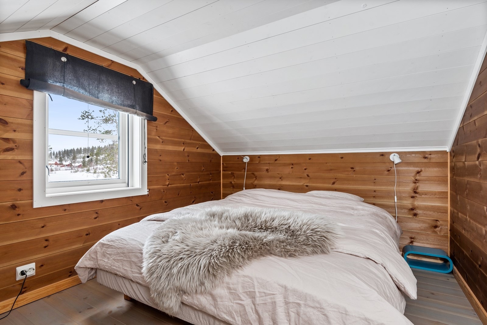 Soverom på hemsen med to sengeplasser i 140 cm seng. Galleribilde