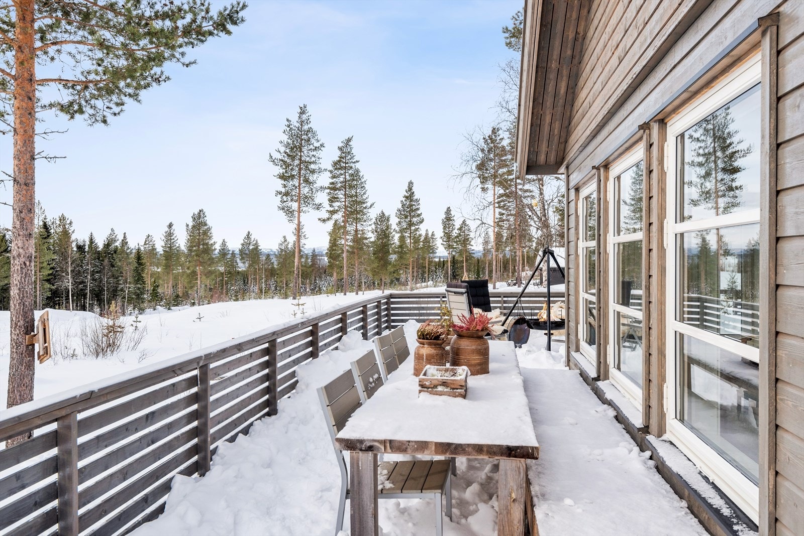 Gode solforhold på tomten og terrassen. Terrassen er orientert mot sør og vest så man kan nyte solen store deler av dagen her. Galleribilde
