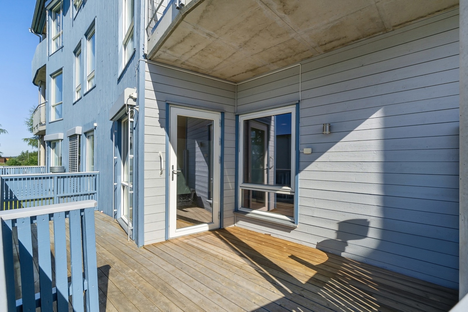 Med utgang fra stuen har man en flott terrasse med bra solforhold. Galleribilde