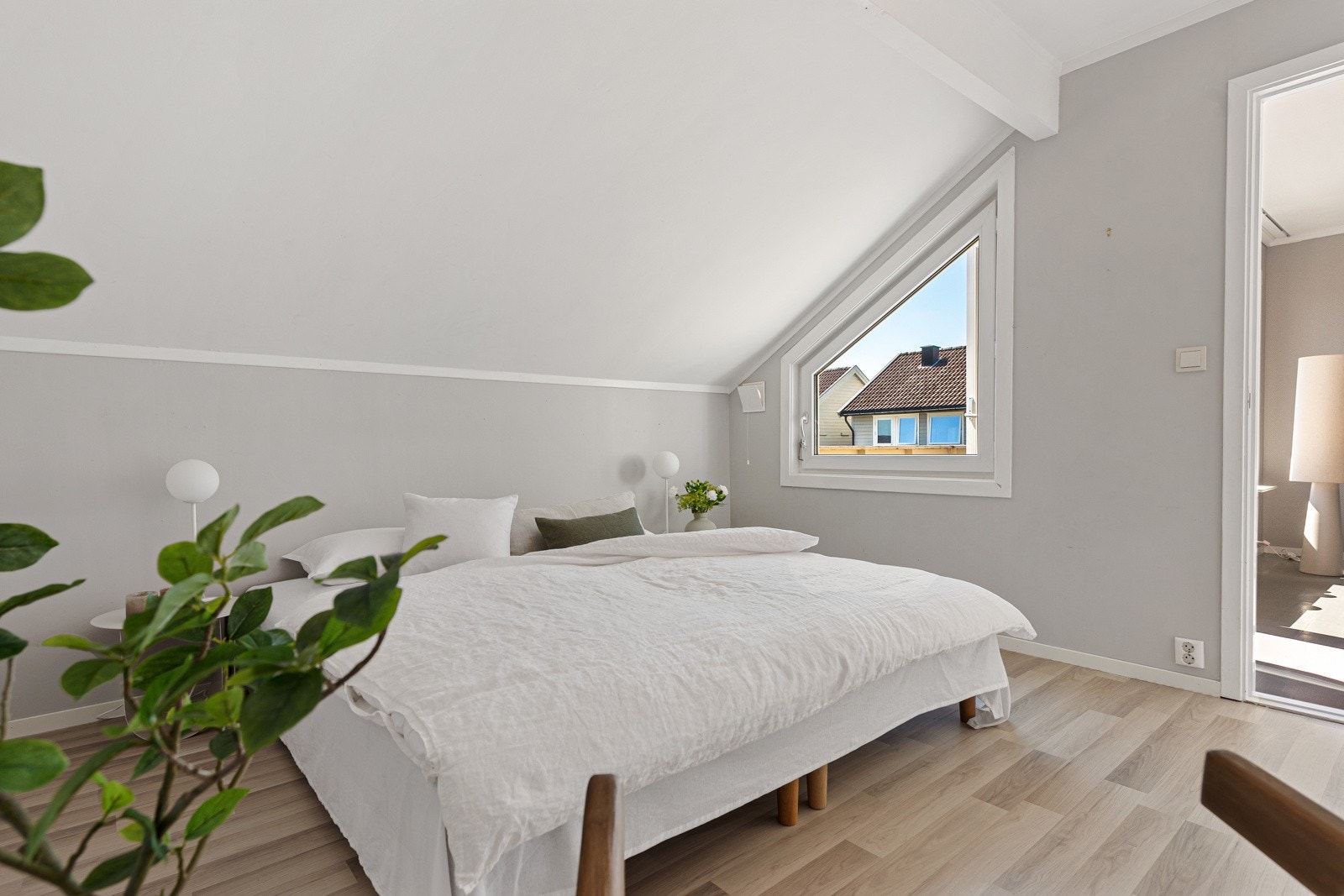 Det er god plass til både dobbeltseng og garderobeskap, og soverommet har en hendig bod med videre adkomst til gangen. Galleribilde