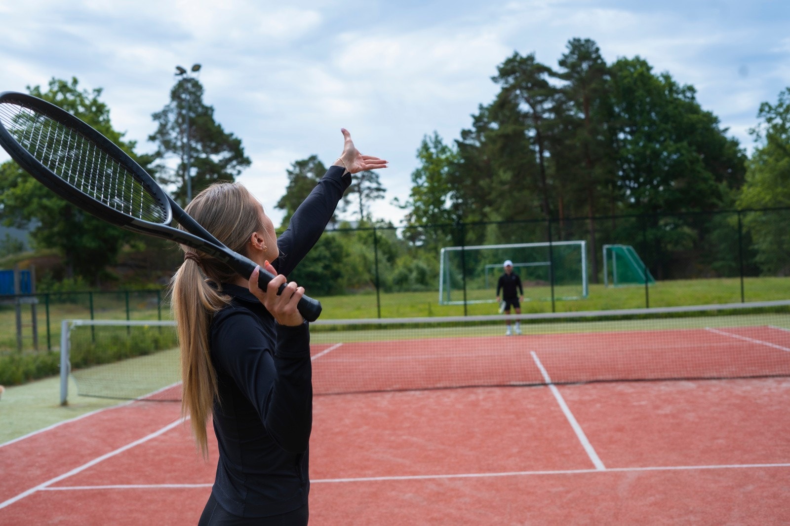 Tennisbane ligger like ved boligen. Galleribilde