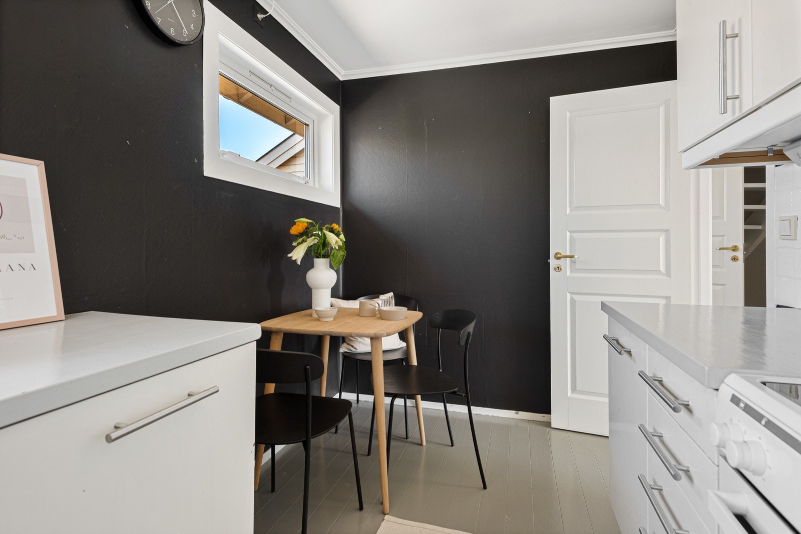 Innredningen har hvite, glatte fronter og gråmalt benkeplate med dobbel oppvaskkum. Galleribilde