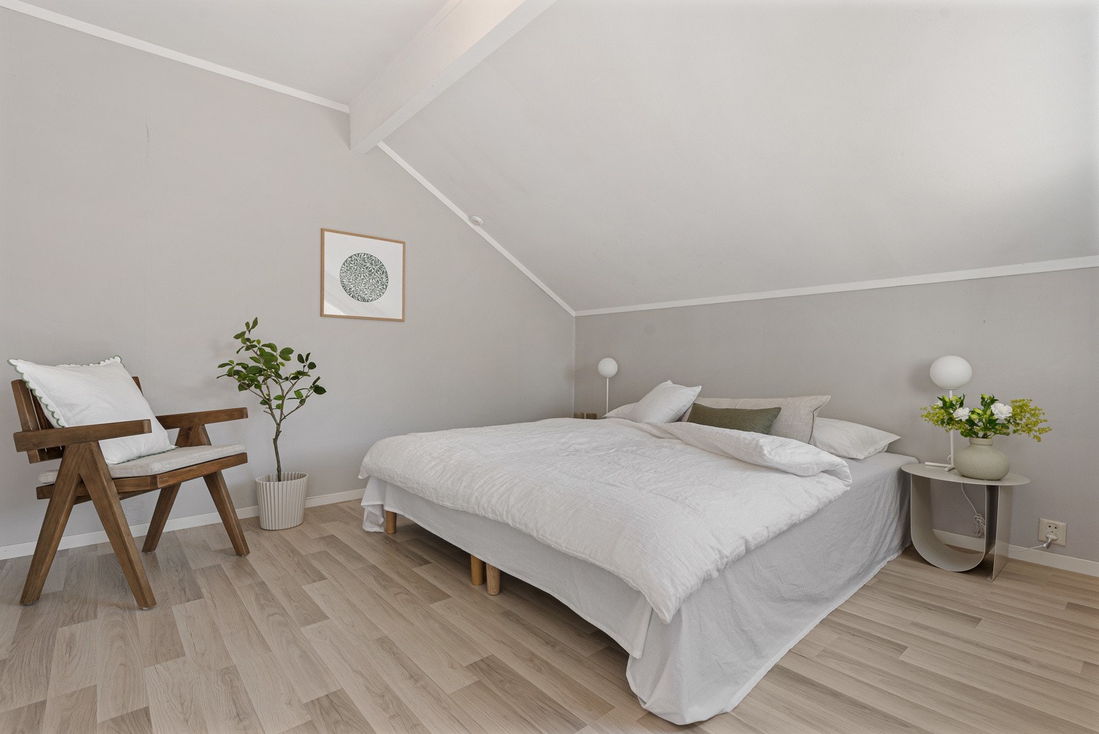 Soverommet er smakfullt innredet med laminatgulv og gråmalte vegger. Det er god plass til både dobbeltseng og garderobeskap, og soverommet har en hendig bod med videre adkomst til gangen. Galleribilde