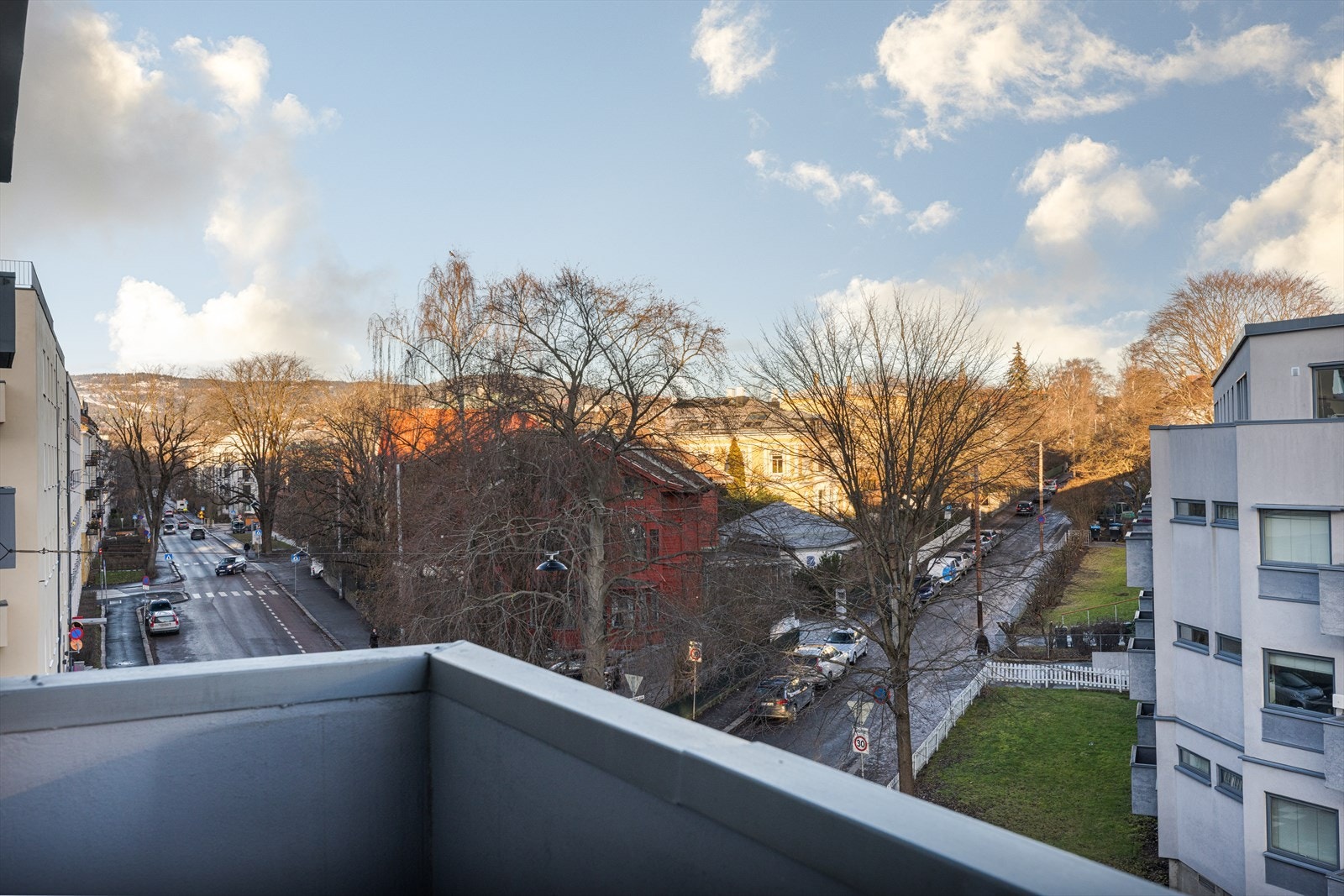 En lys, attraktiv 3-roms leilighet på Majorstuen. Leiligheten kan skilte med både balkong, peis og et lekkert tregulv. Galleribilde