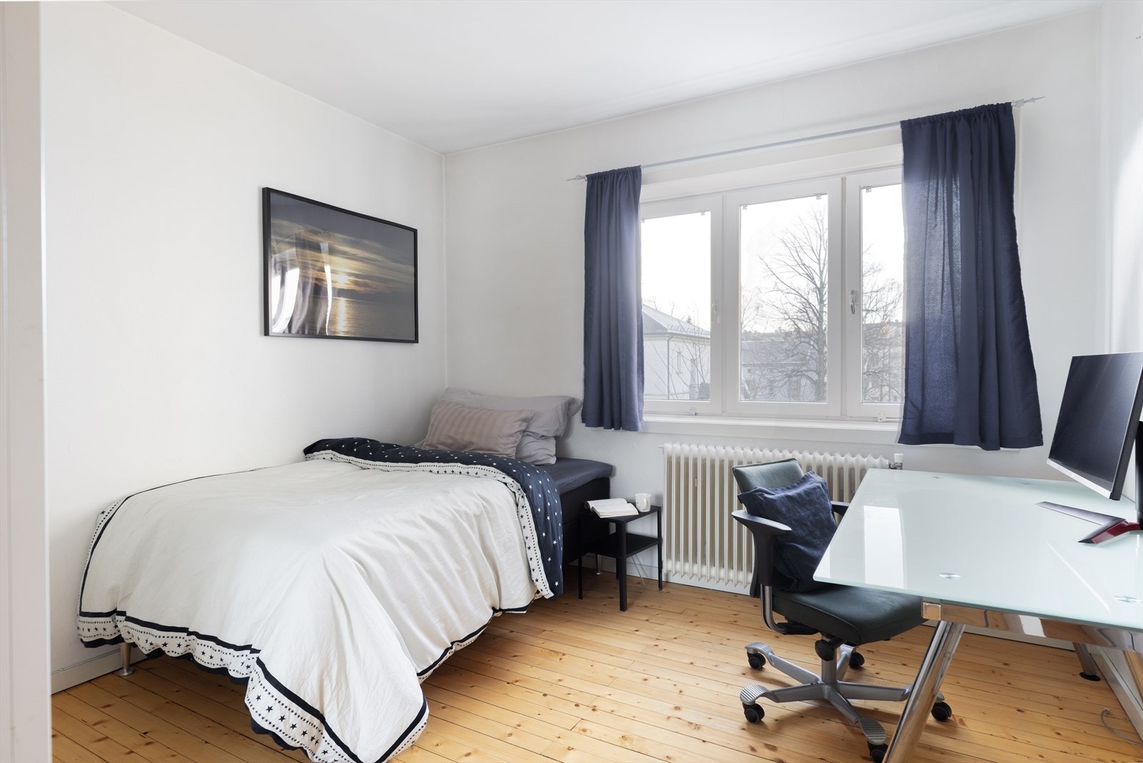 Begge soverommene fremstår som lyse og luftige. Galleribilde