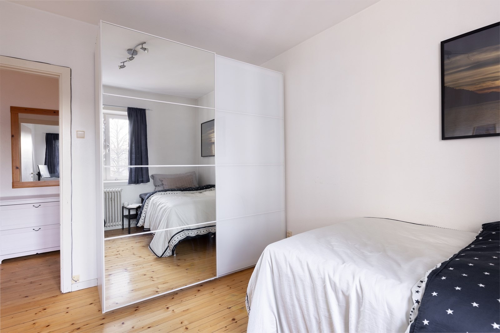 Soverom 2 er utstyrt med garderobe. Galleribilde
