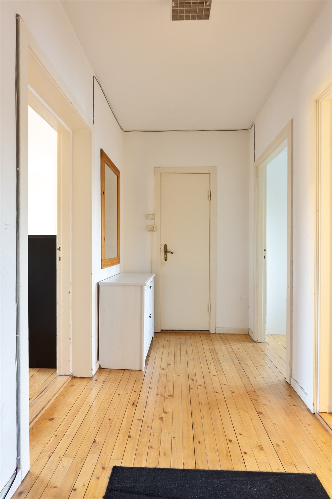 Gang med mulighet for å henge fra seg og sette fra seg skotøy. Galleribilde