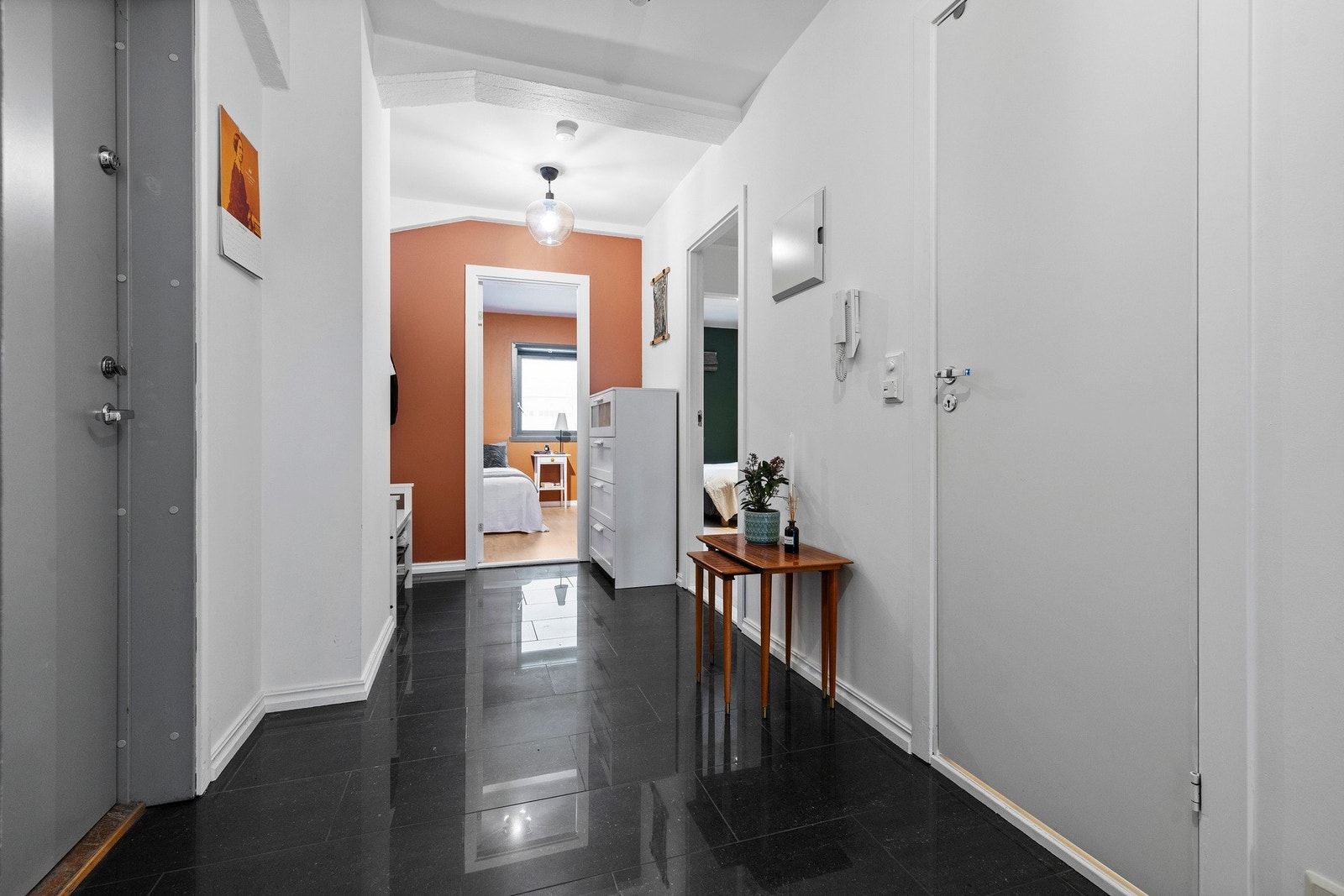 Flislagt entré med moderne delfigo-callingssystem, hvor man kan åpne hoveddøren med telefonen sin. Galleribilde