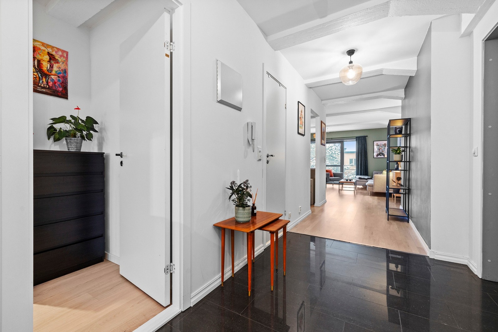 I gangen er det god plass for å oppbevare yttertøyet. Galleribilde