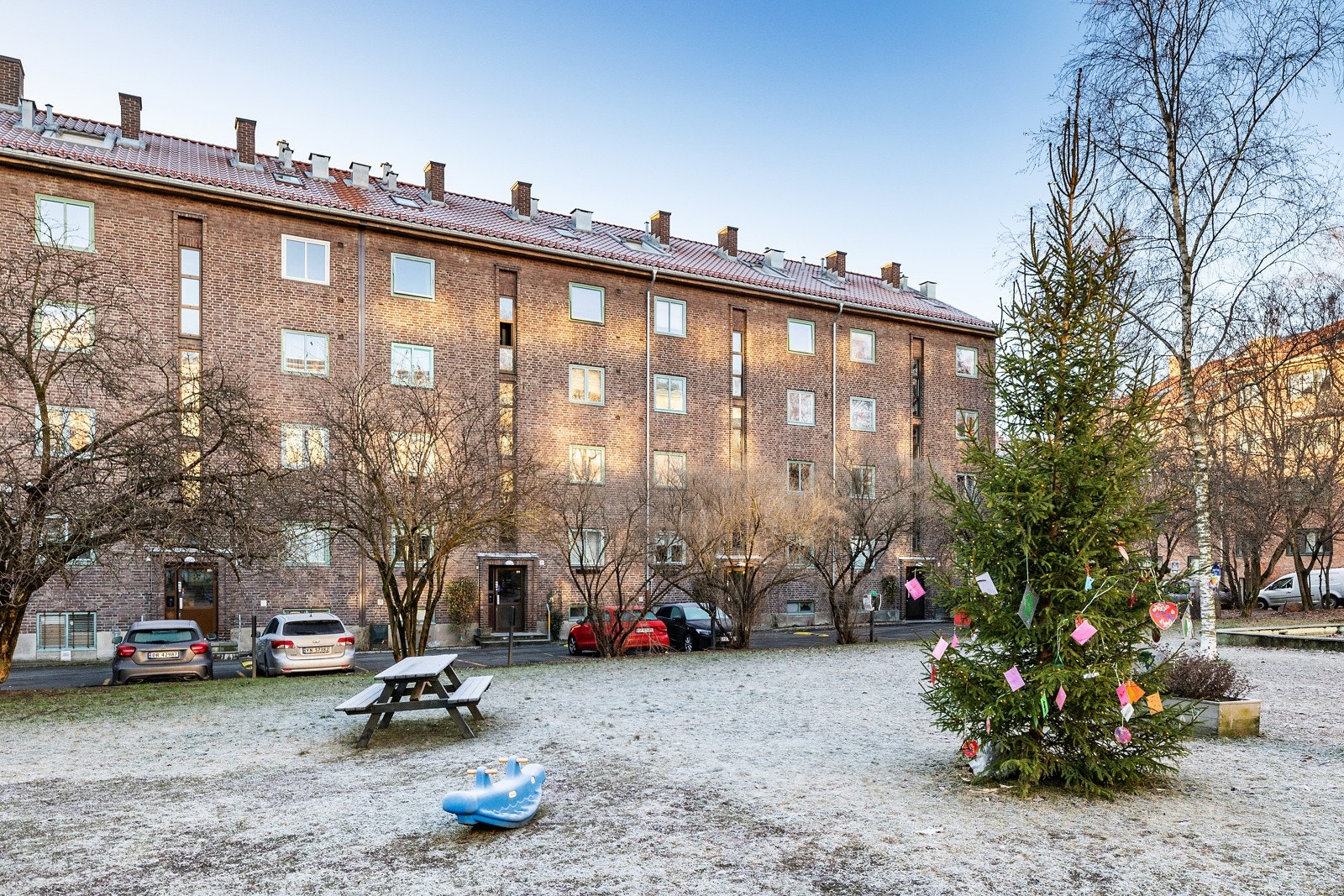 Boligen vender mot Hansn Bulows plass, en hyggelig park Galleribilde